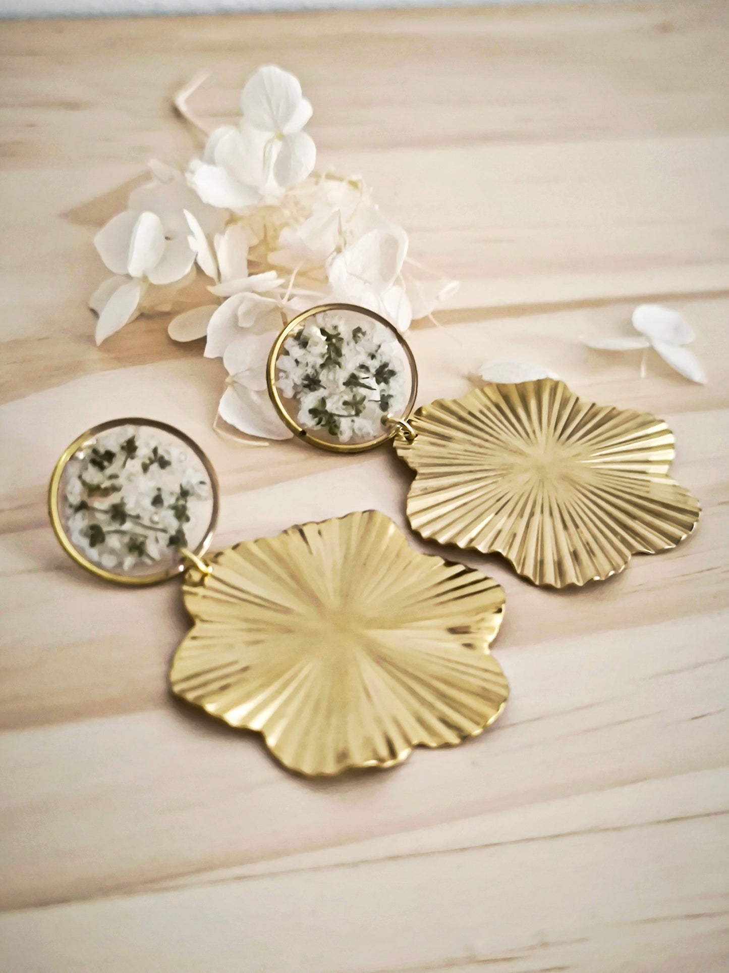 Maxi Boucles d'oreilles rondes fleur de carotte blanche - Bijoux floral bohème chic en acier doré - Bleucalyptus