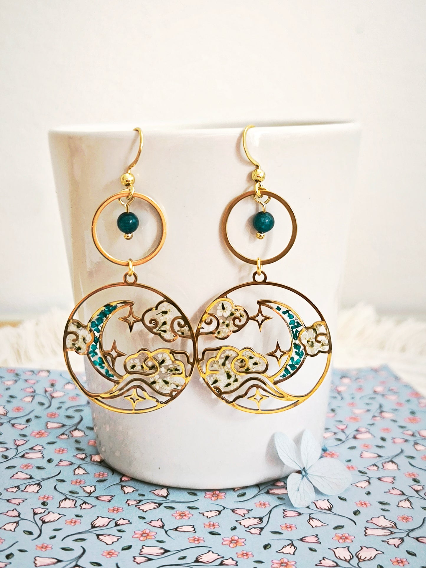 Boucles d’oreilles “Tsuki No Hoshi” – Fleur de carotte, apatite & ciel étoilé japonais