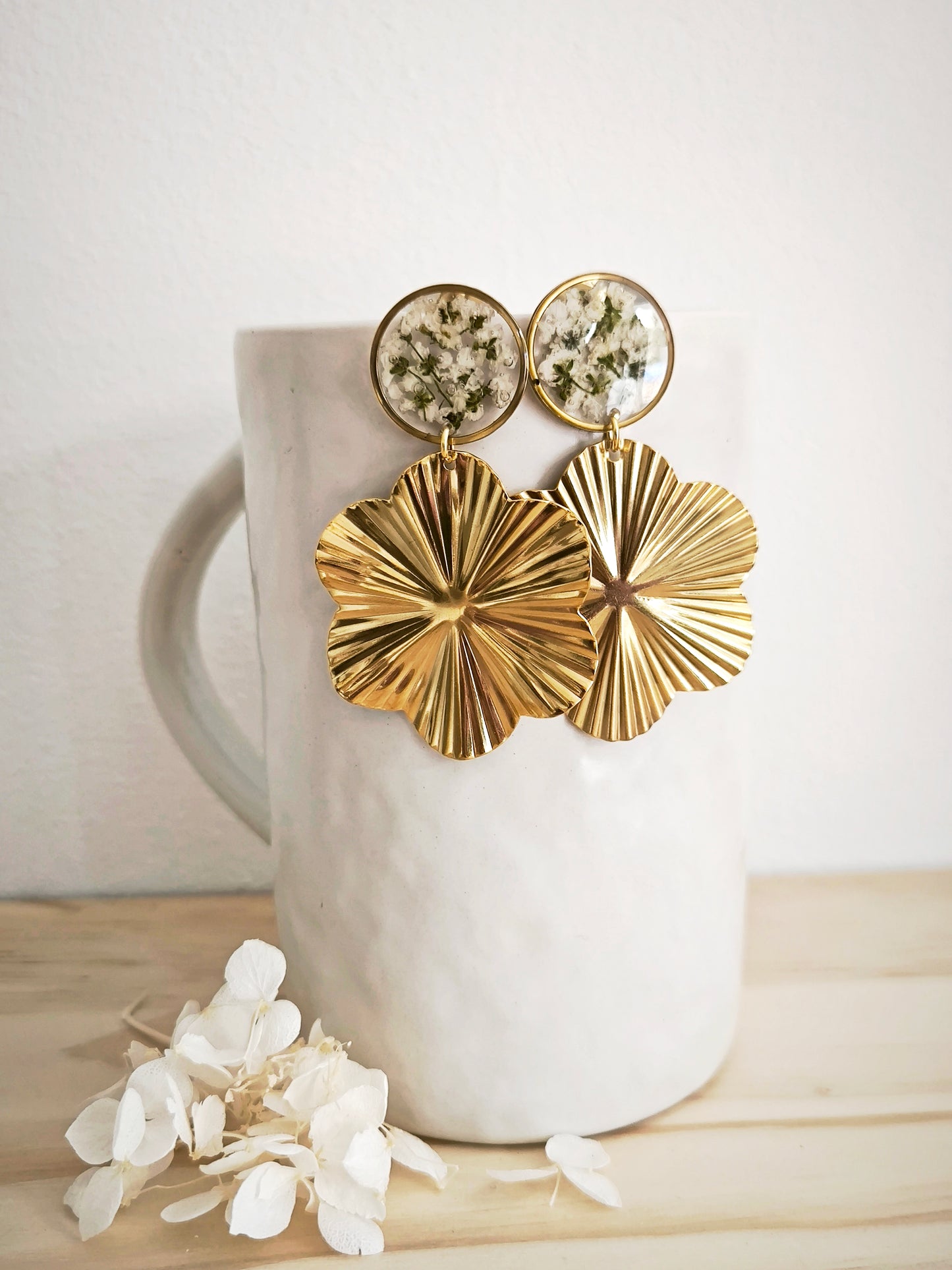 Maxi Boucles d'oreilles rondes fleur de carotte blanche - Bijoux floral bohème chic en acier doré - Bleucalyptus