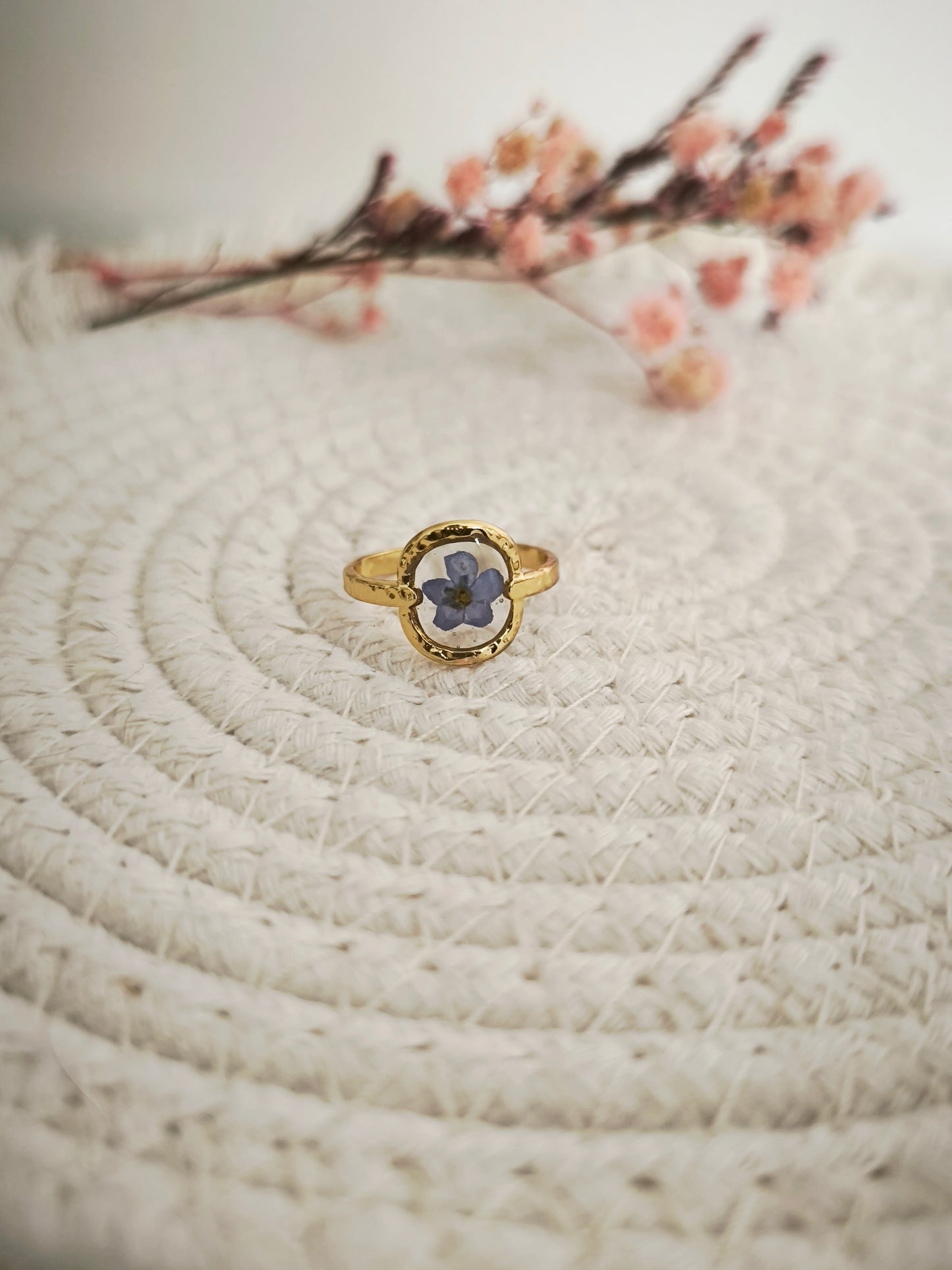 Bague ronde  - fleurs naturelles &  acier doré