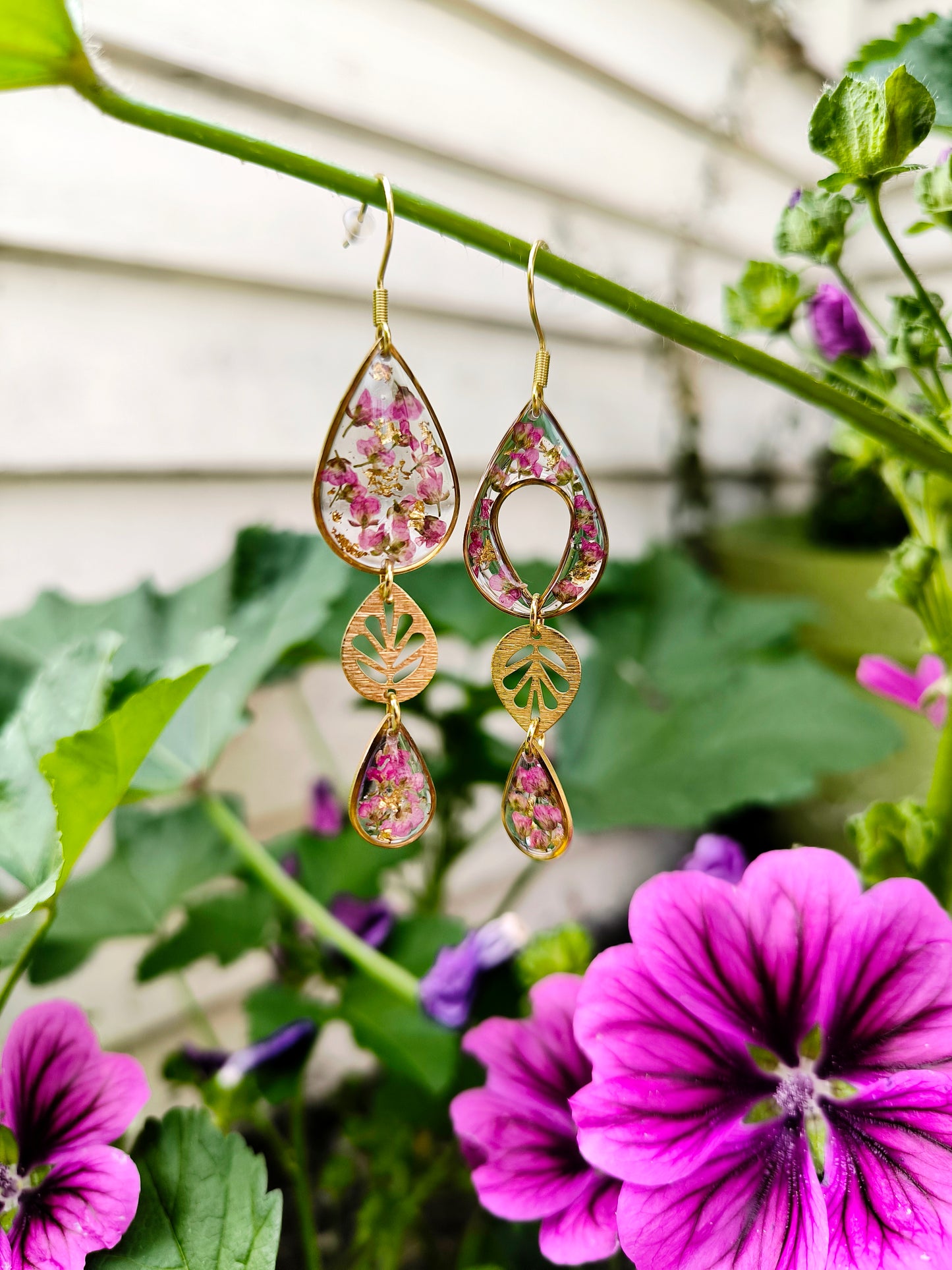 Boucles d'oreilles asymétriques : Gouttes fleuries