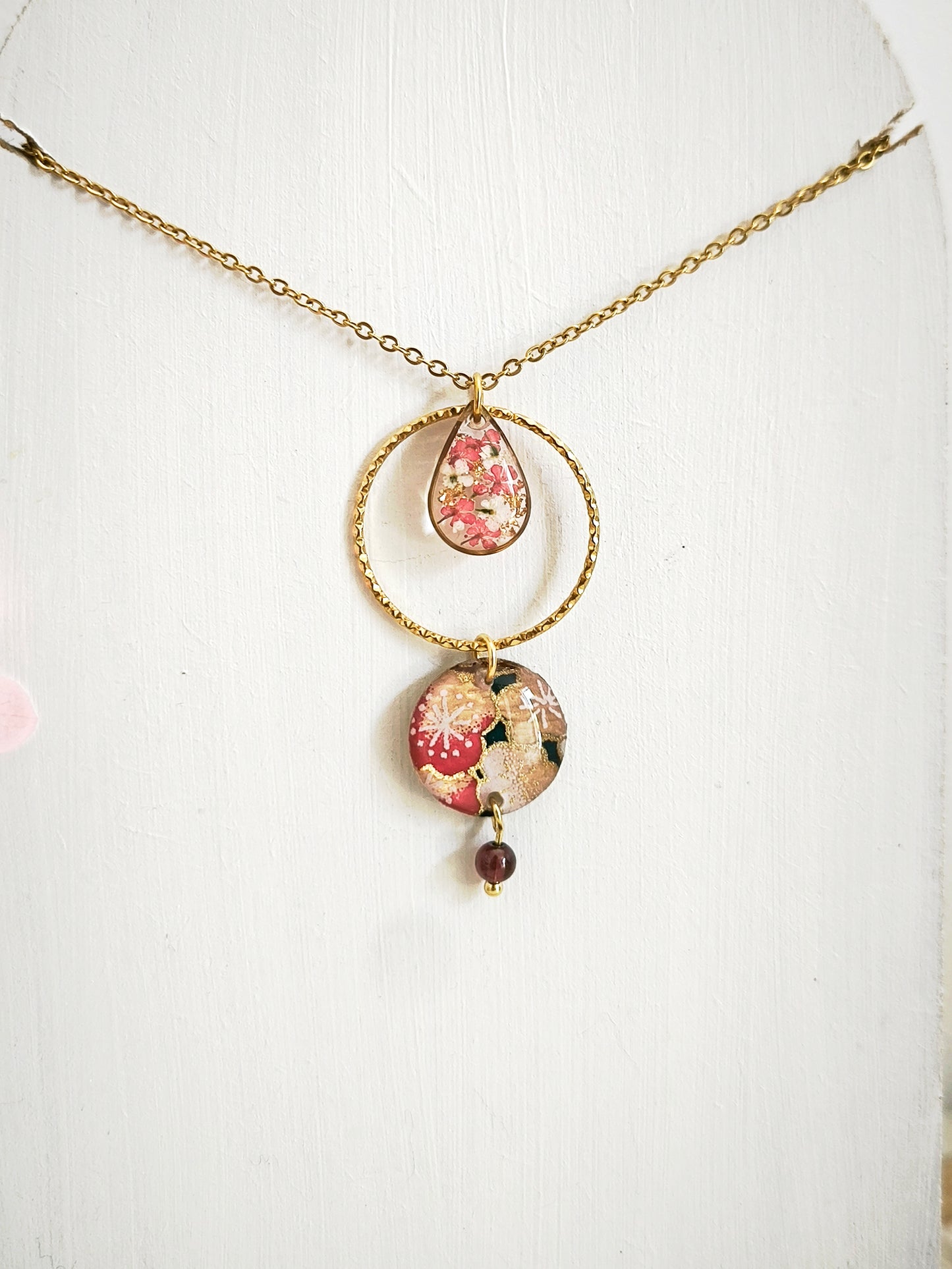 Collier  “Yozakura” – Fleur de carotte, grenat & papier japonais