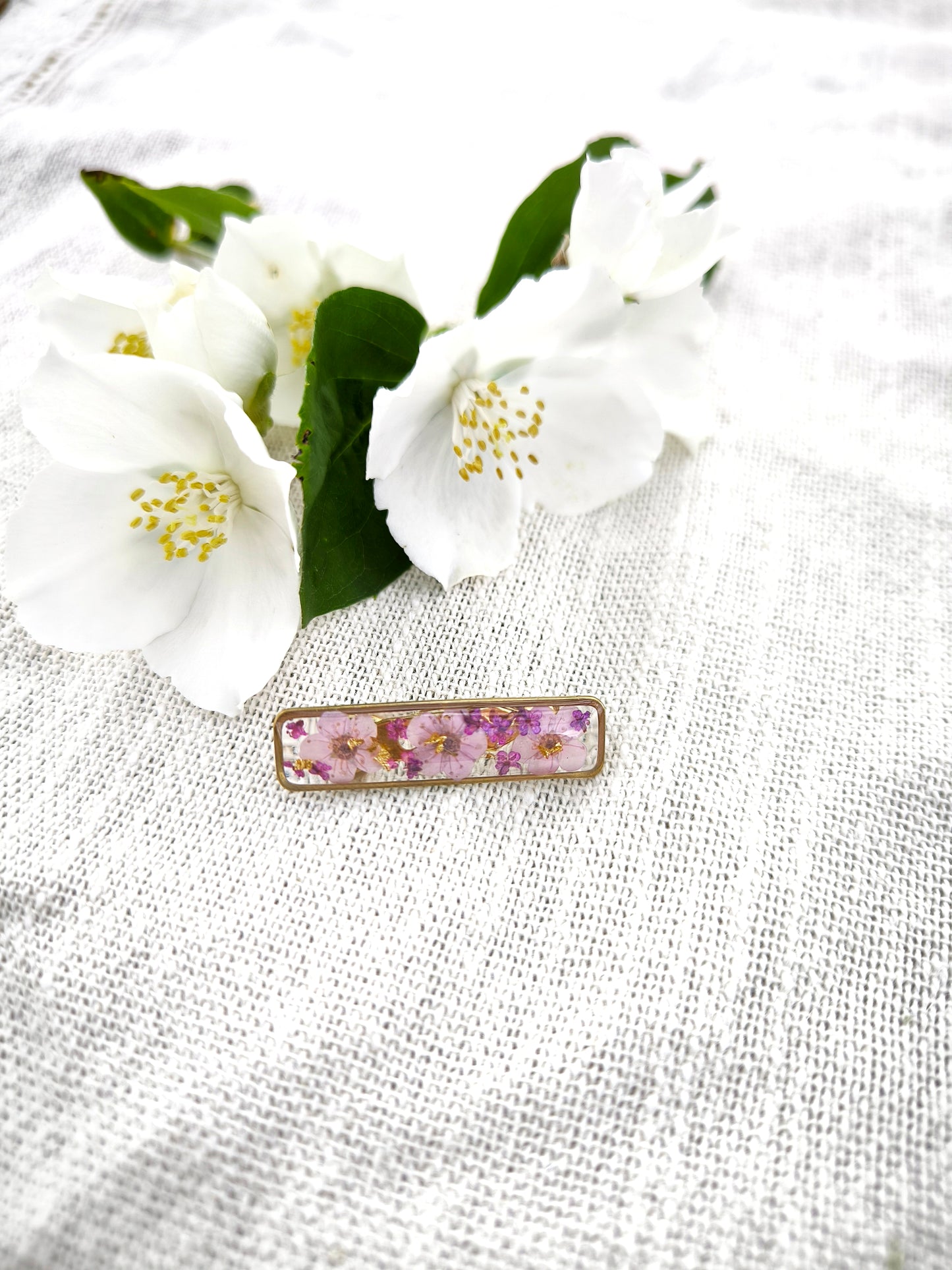 Broches florales artisanales en résine – Bijoux botaniques poétiques & élégants