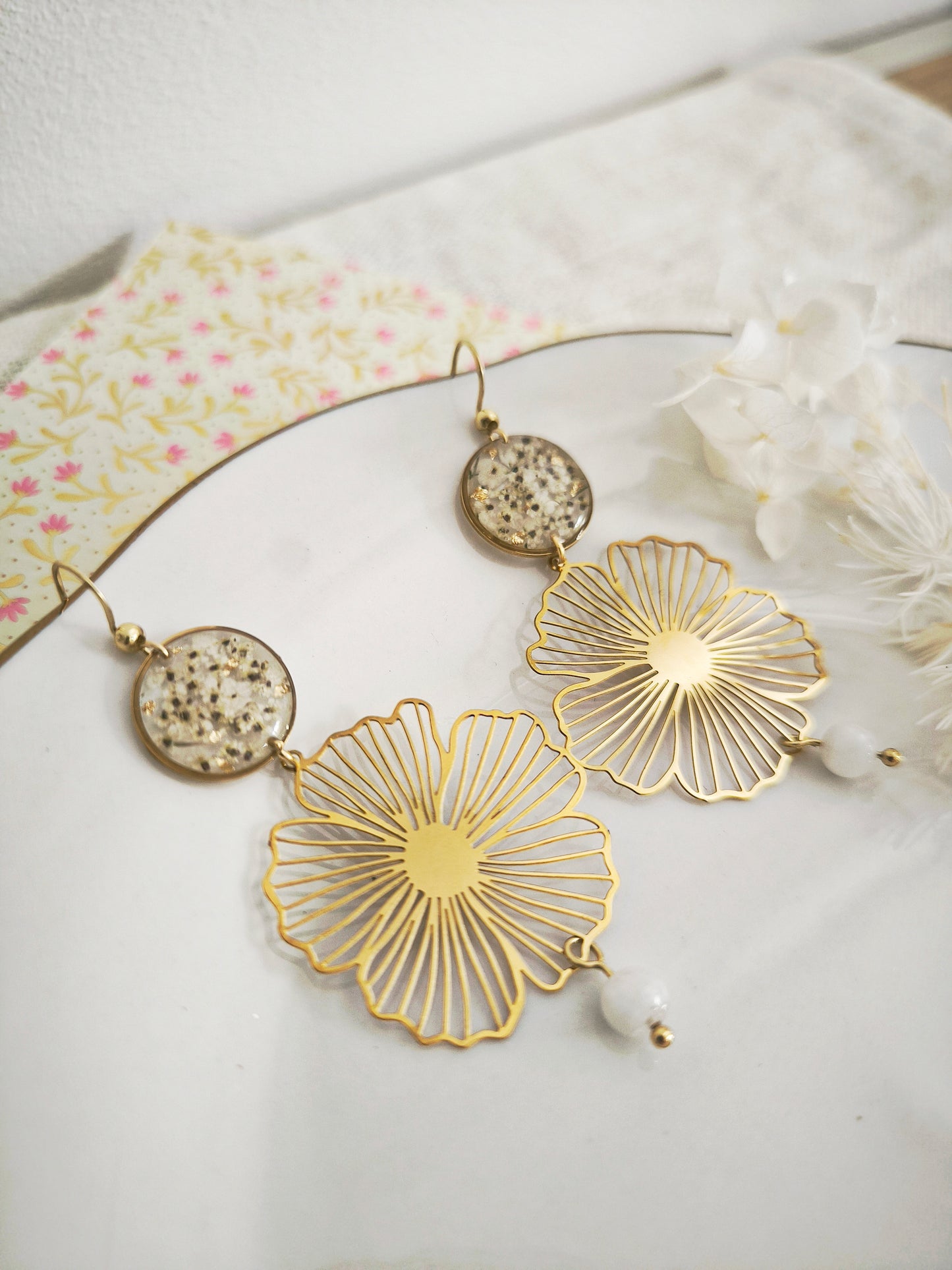 Boucles d’oreilles maxi fleurs blanches & pierre naturelle - acier doré