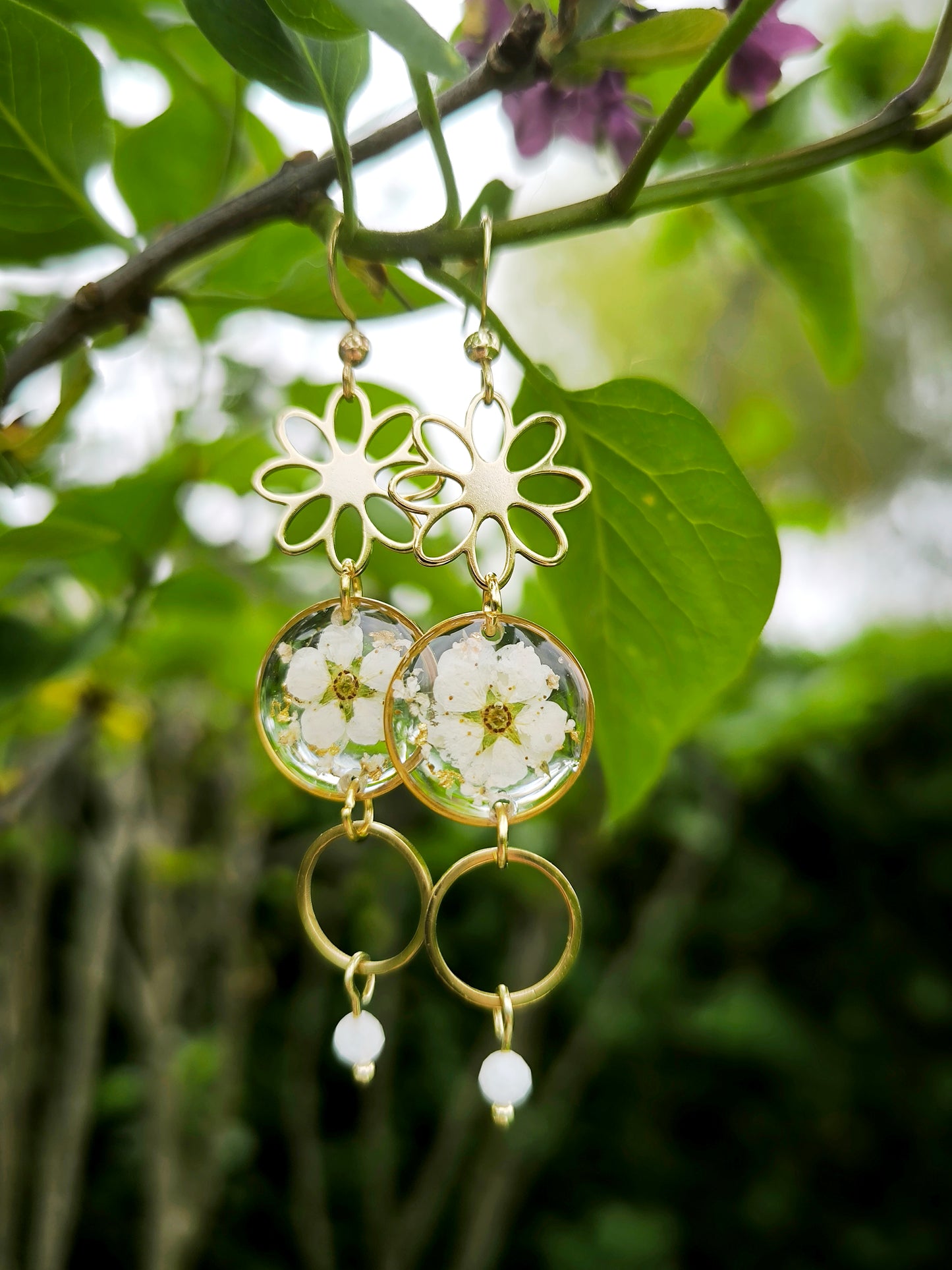 Boucles d’oreilles rondes -fleurs blanches ou roses & pierre naturelle - acier doré