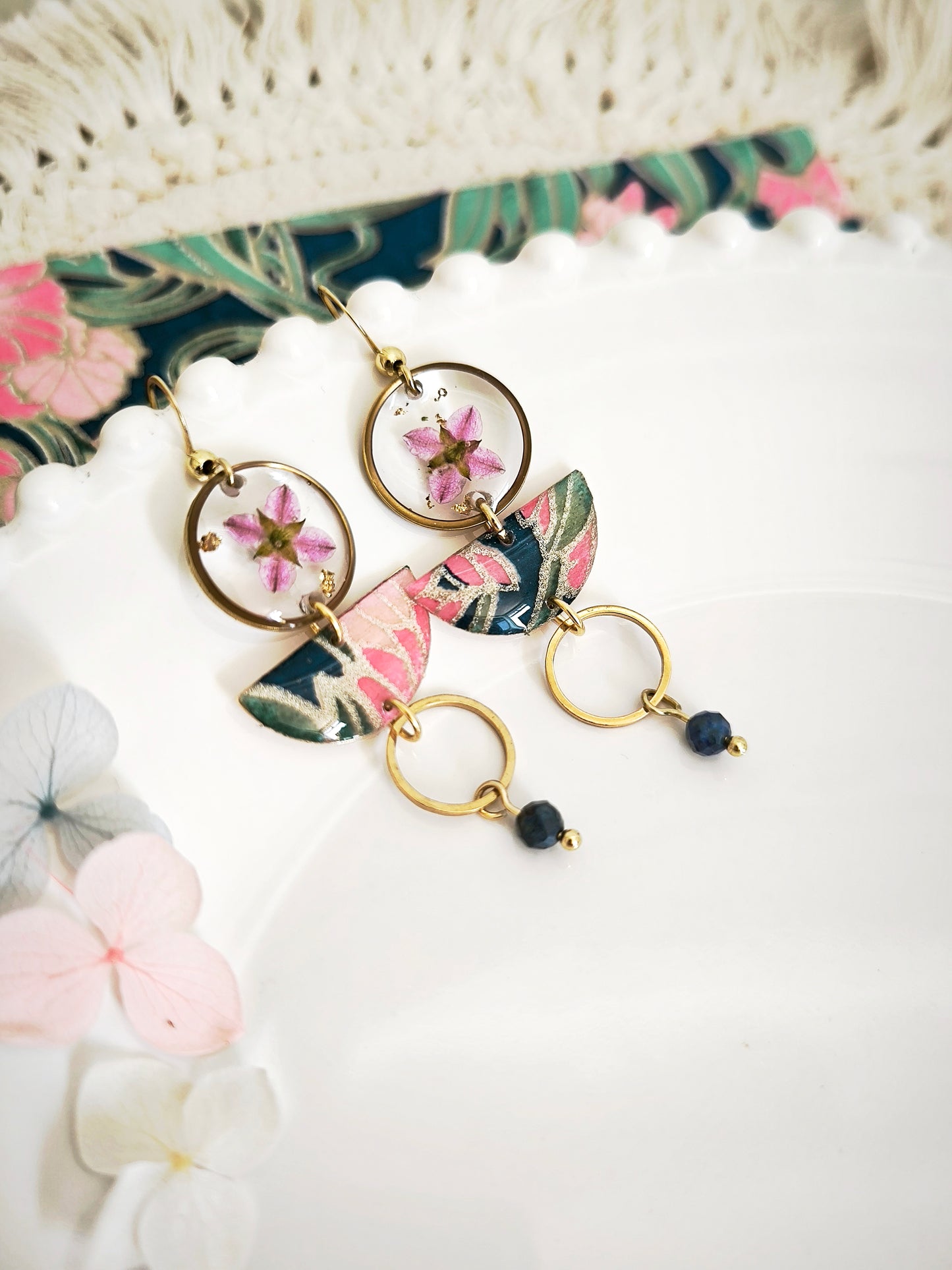 Boucles d’oreilles “Lanterne d’Émeraude” – Fleur de boronia, lapis lazuli & papier japonais