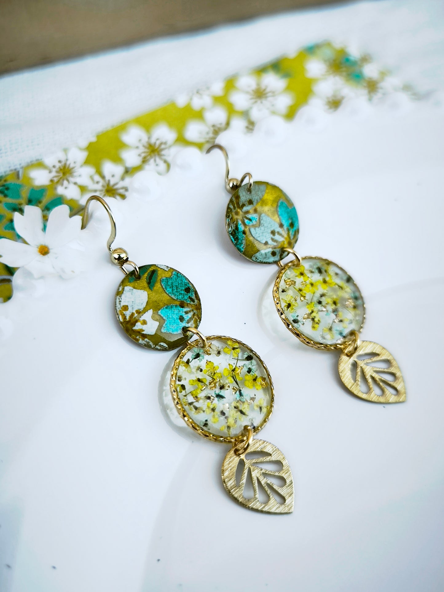 Boucles d’oreilles menthe citronnée - fleurs naturelles – Fleur de carotte & acier doré
