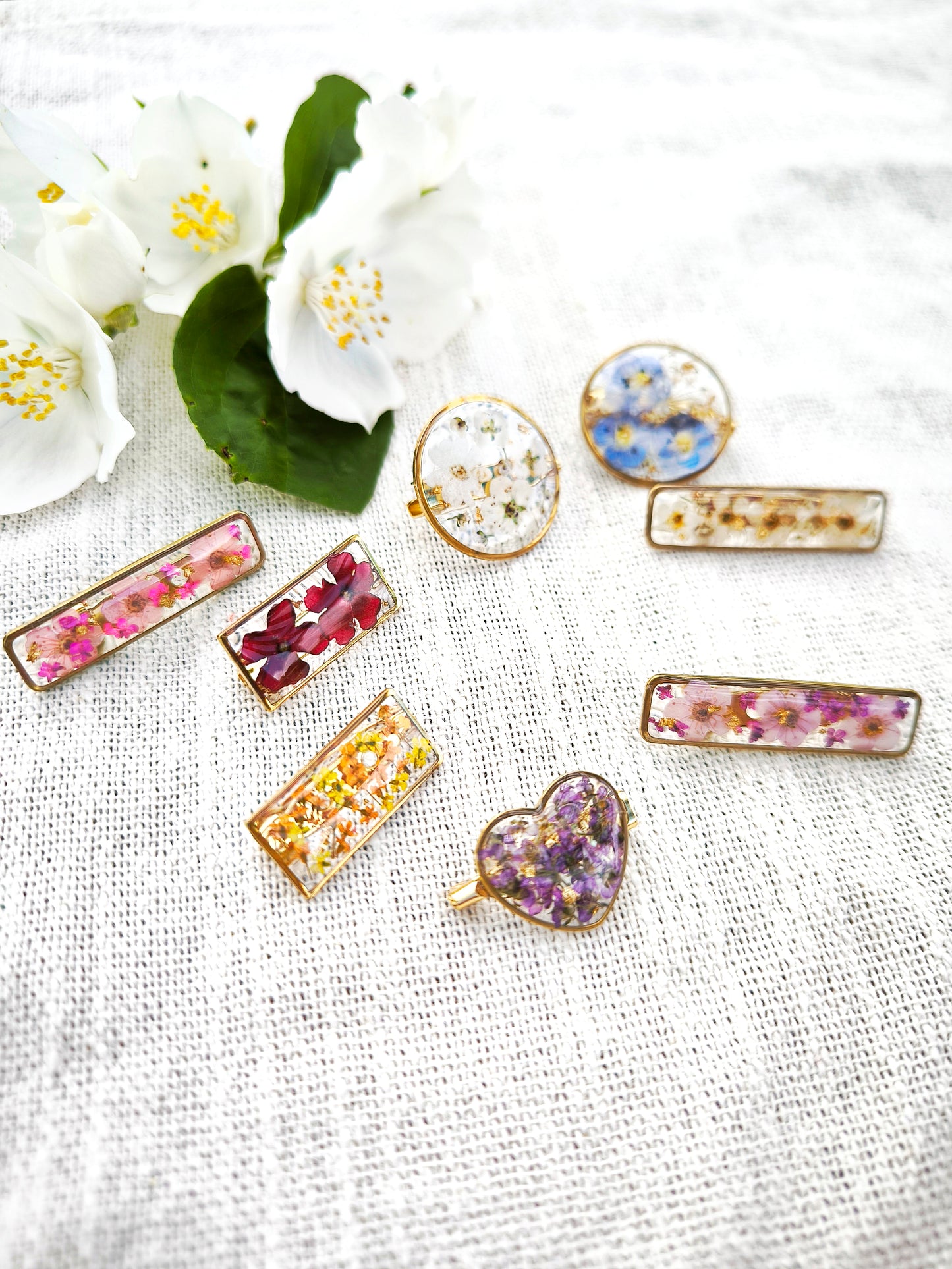 Broches florales artisanales en résine – Bijoux botaniques poétiques & élégants