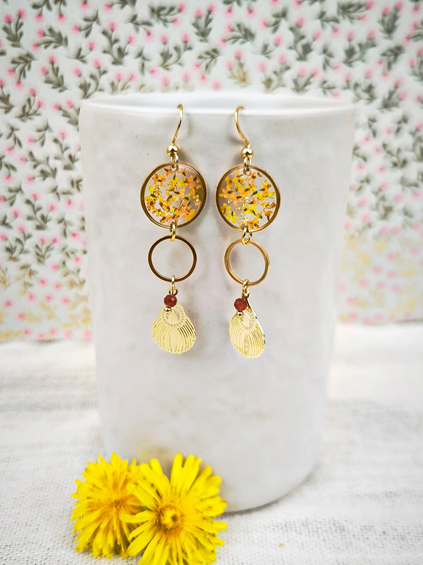 Boucles d’oreilles plumes - fleurs naturelles – Fleur de carotte & cornaline, acier doré