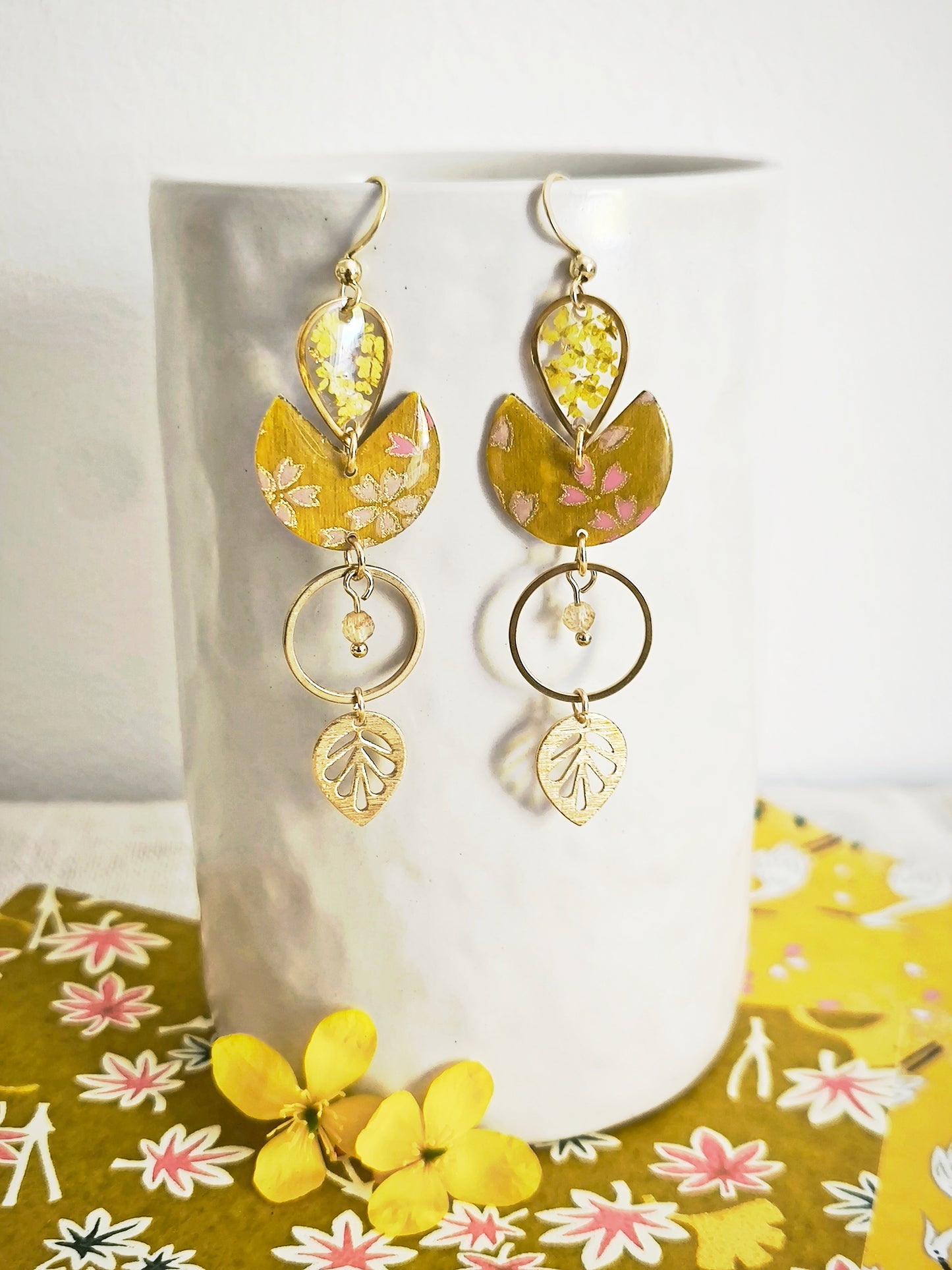 Boucles d’oreilles florales en acier doré – Fleur de carotte & citrine