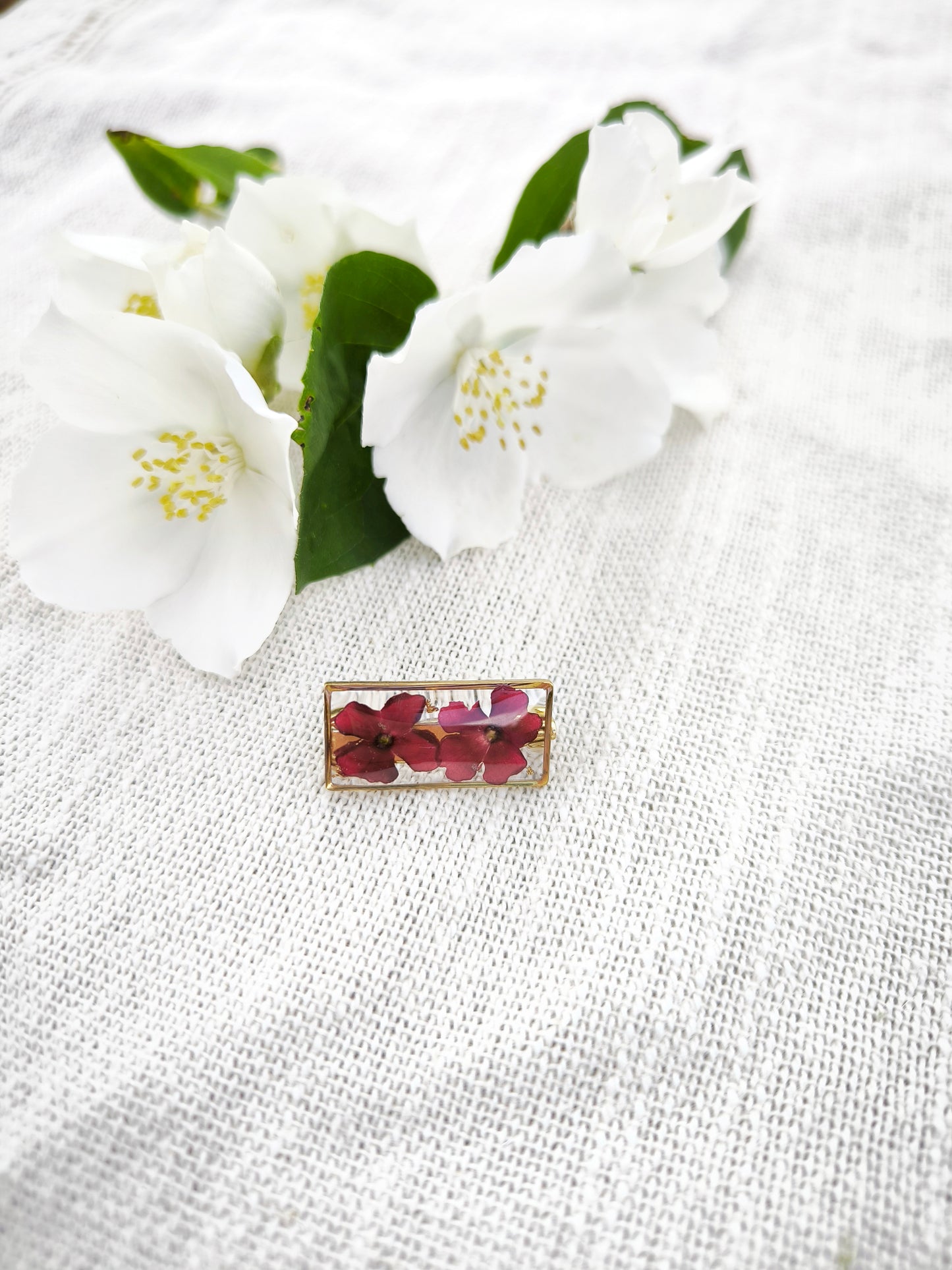 Broches florales artisanales en résine – Bijoux botaniques poétiques & élégants