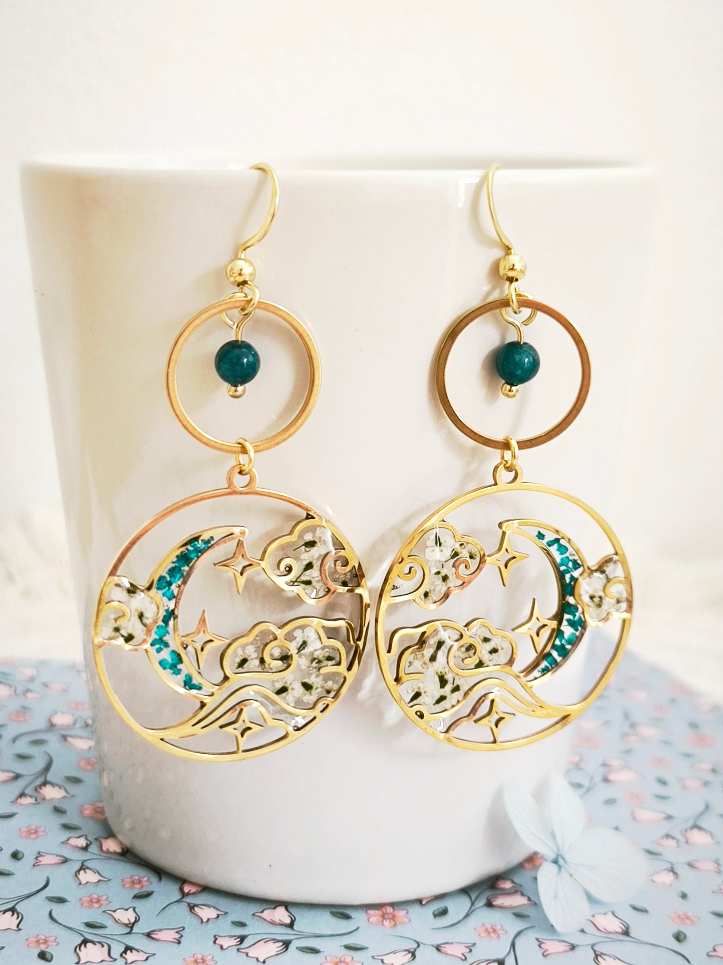 Boucles d’oreilles “Tsuki No Hoshi” – Fleur de carotte, apatite & ciel étoilé japonais