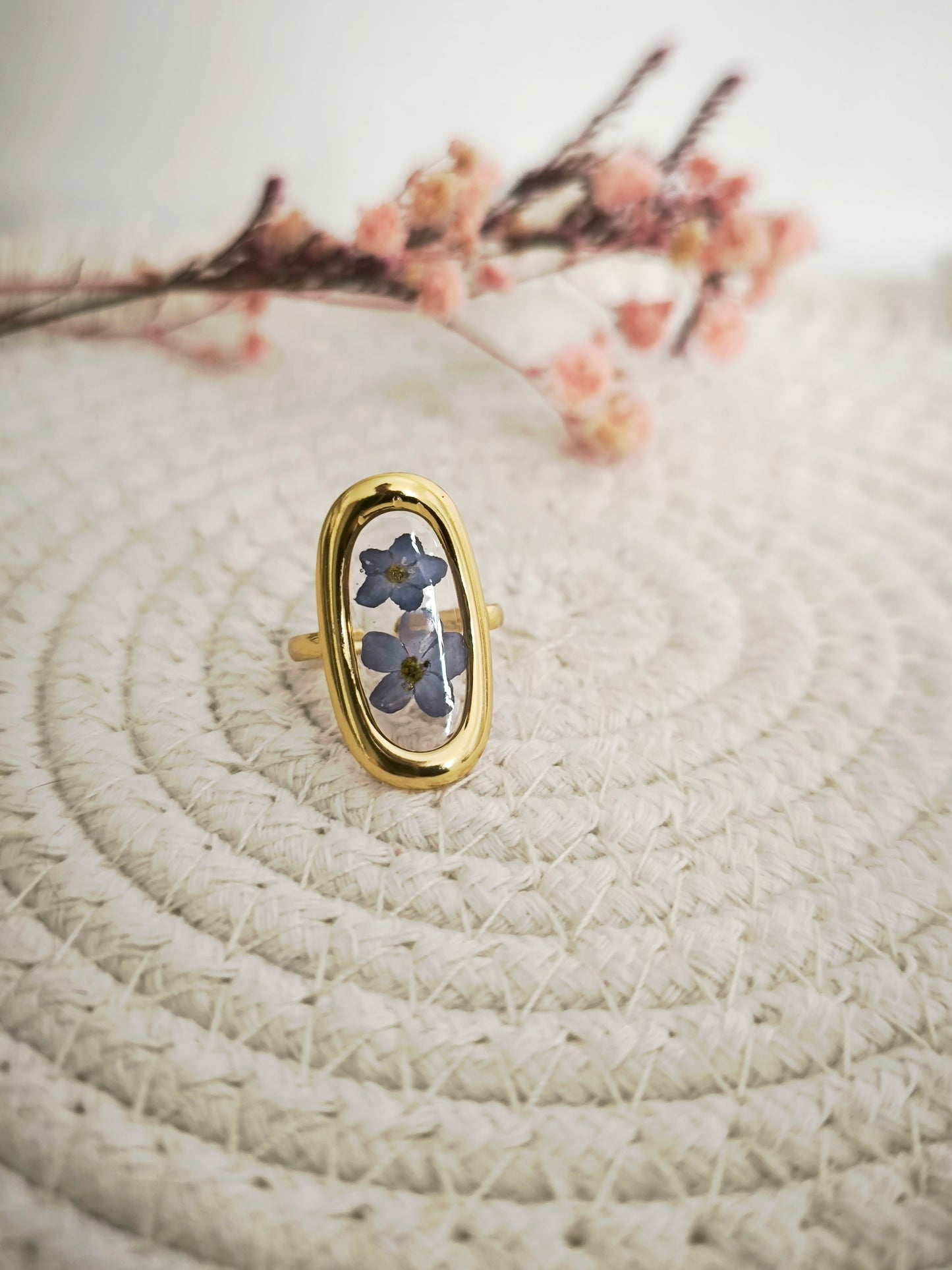 Bague ovale  - fleurs naturelles &  acier doré