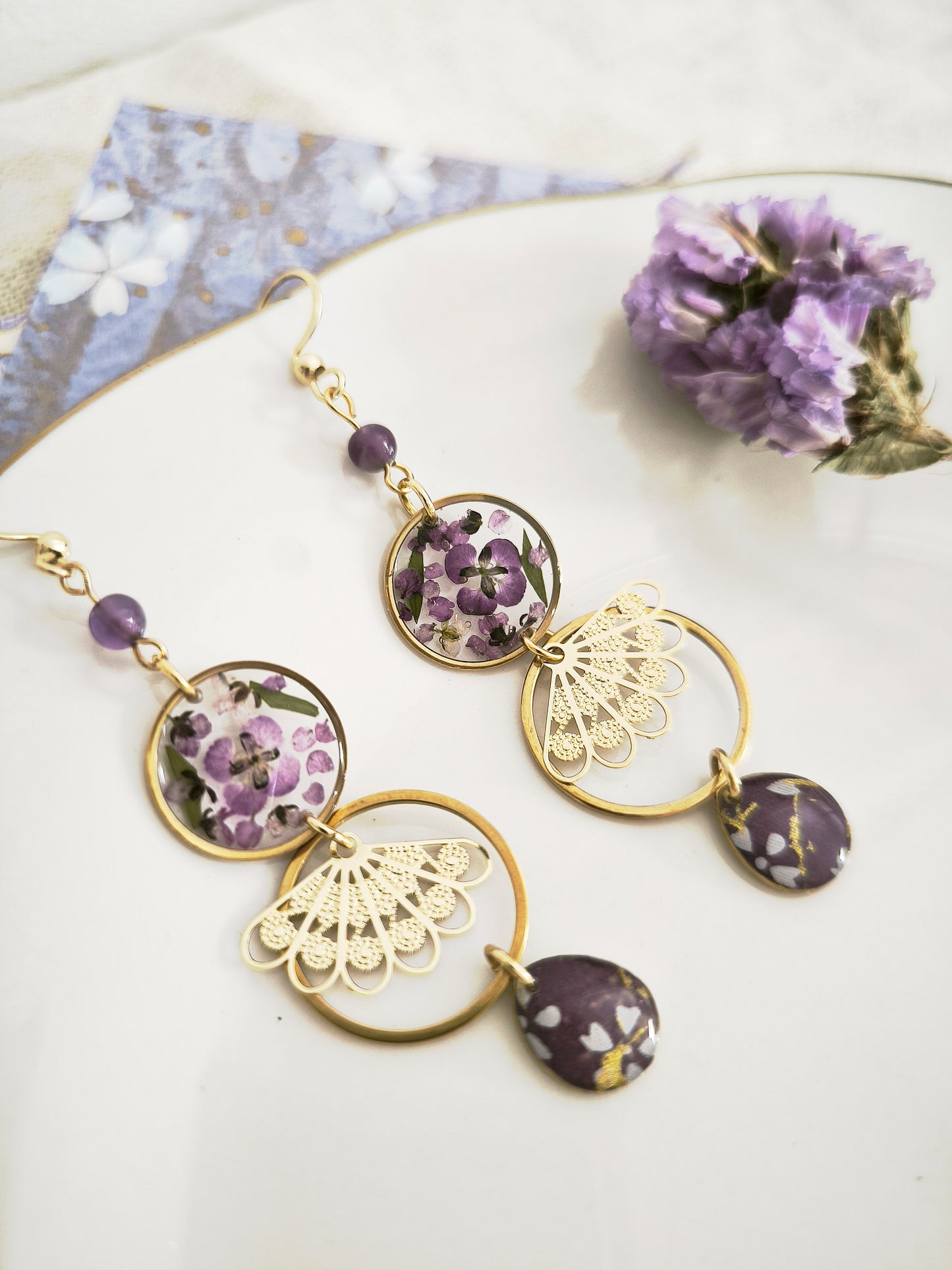 Boucles d’oreilles florales en résine – fleurs violettes & acier doré