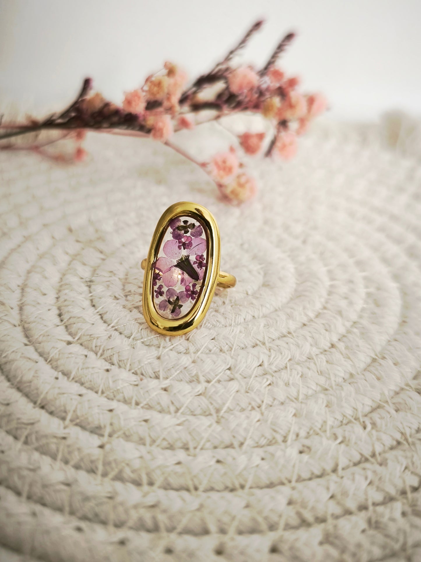 Bague ovale  - fleurs naturelles &  acier doré