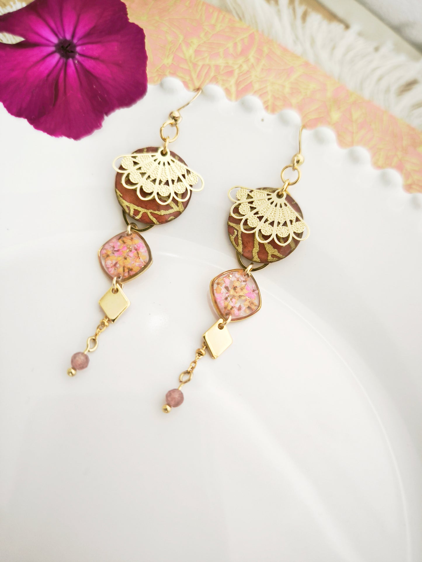 Boucles d'Oreilles "Suryodaya" – Quartz Rose, Fleur de Carotte & Papier Lokta Terracotta