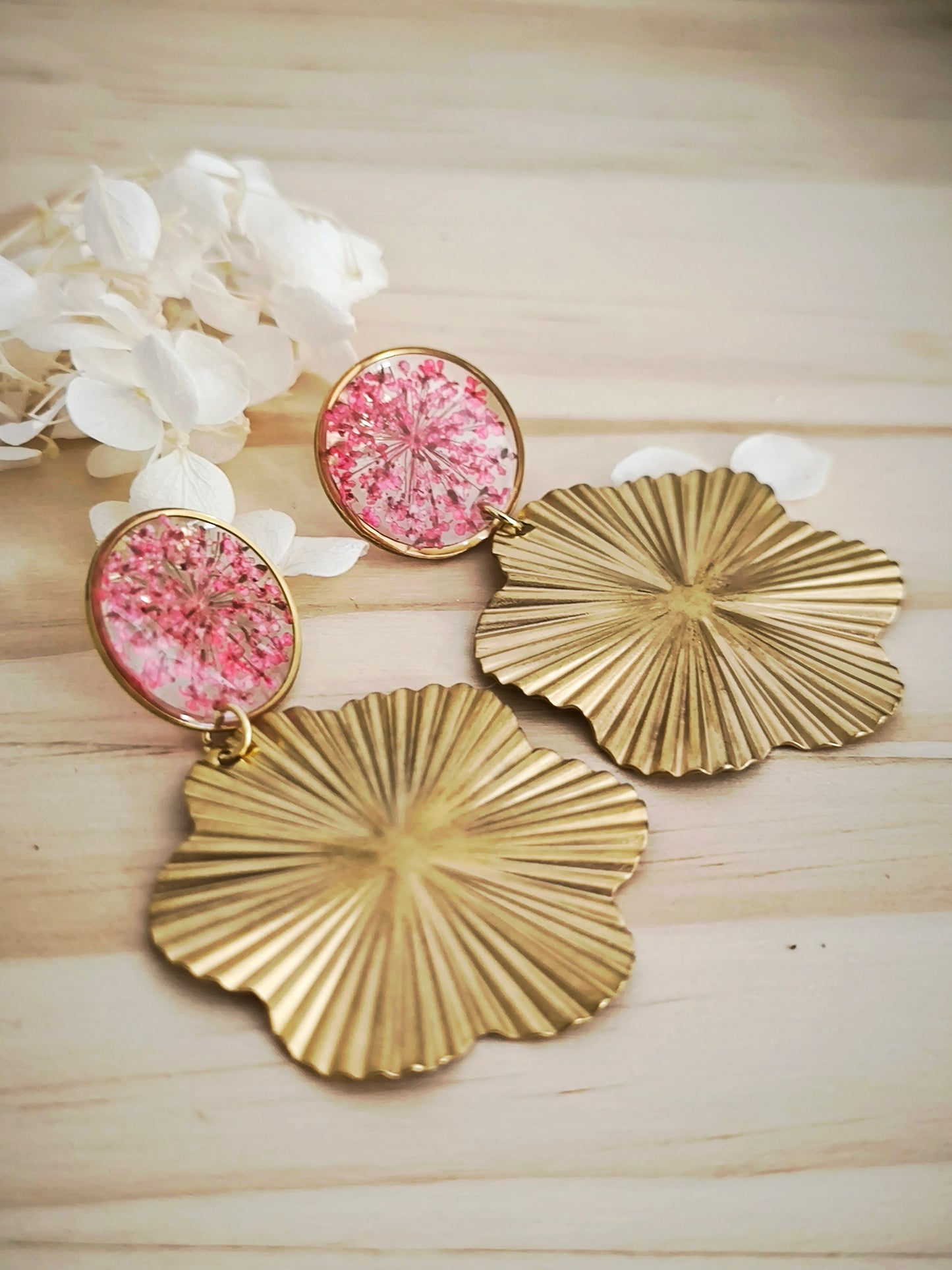 Maxi Boucles d'oreilles rondes fleur de carotte rouge - Bijoux floral bohème chic en acier doré - Bleucalyptus