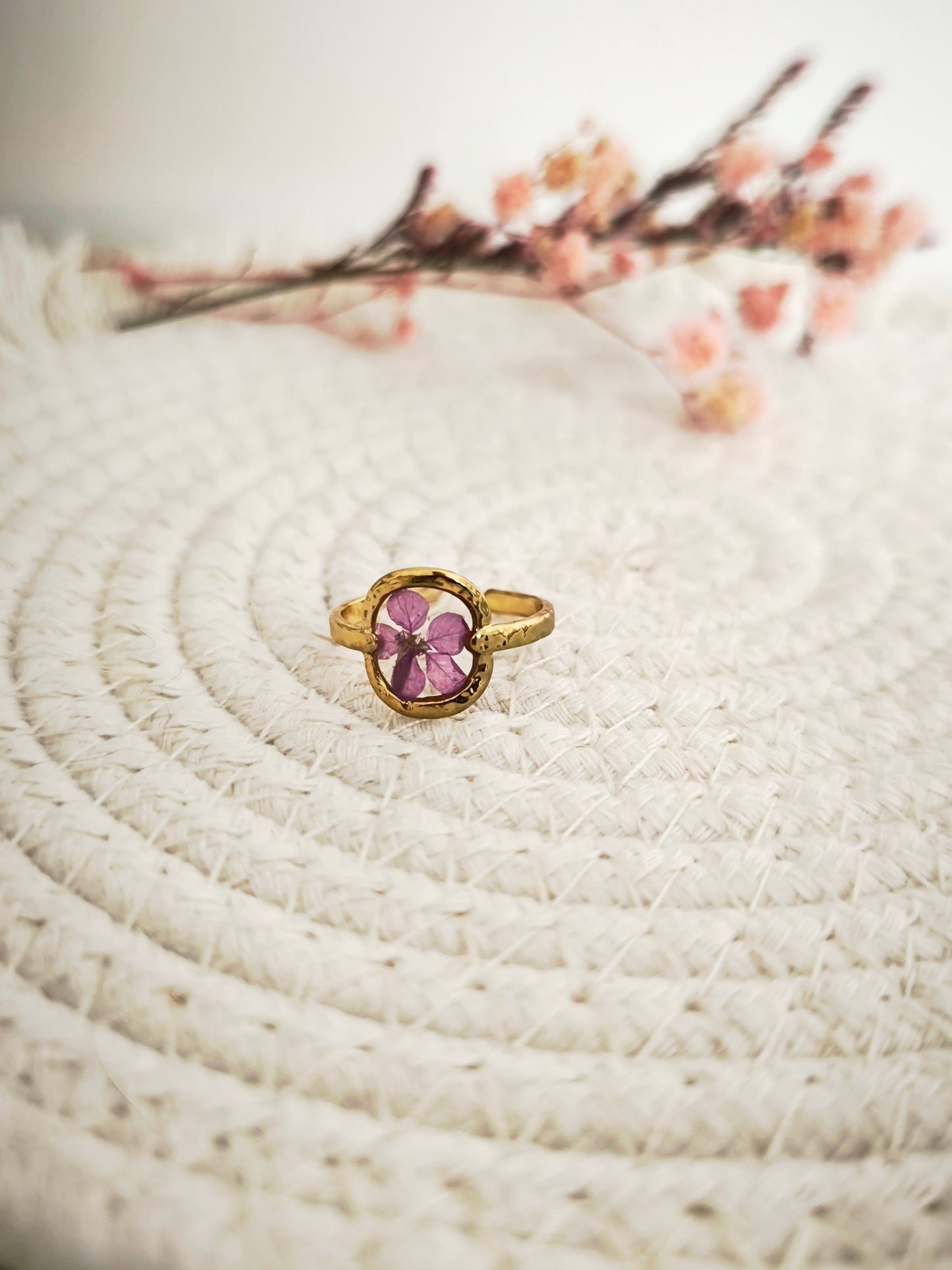 Bague ronde  - fleurs naturelles &  acier doré