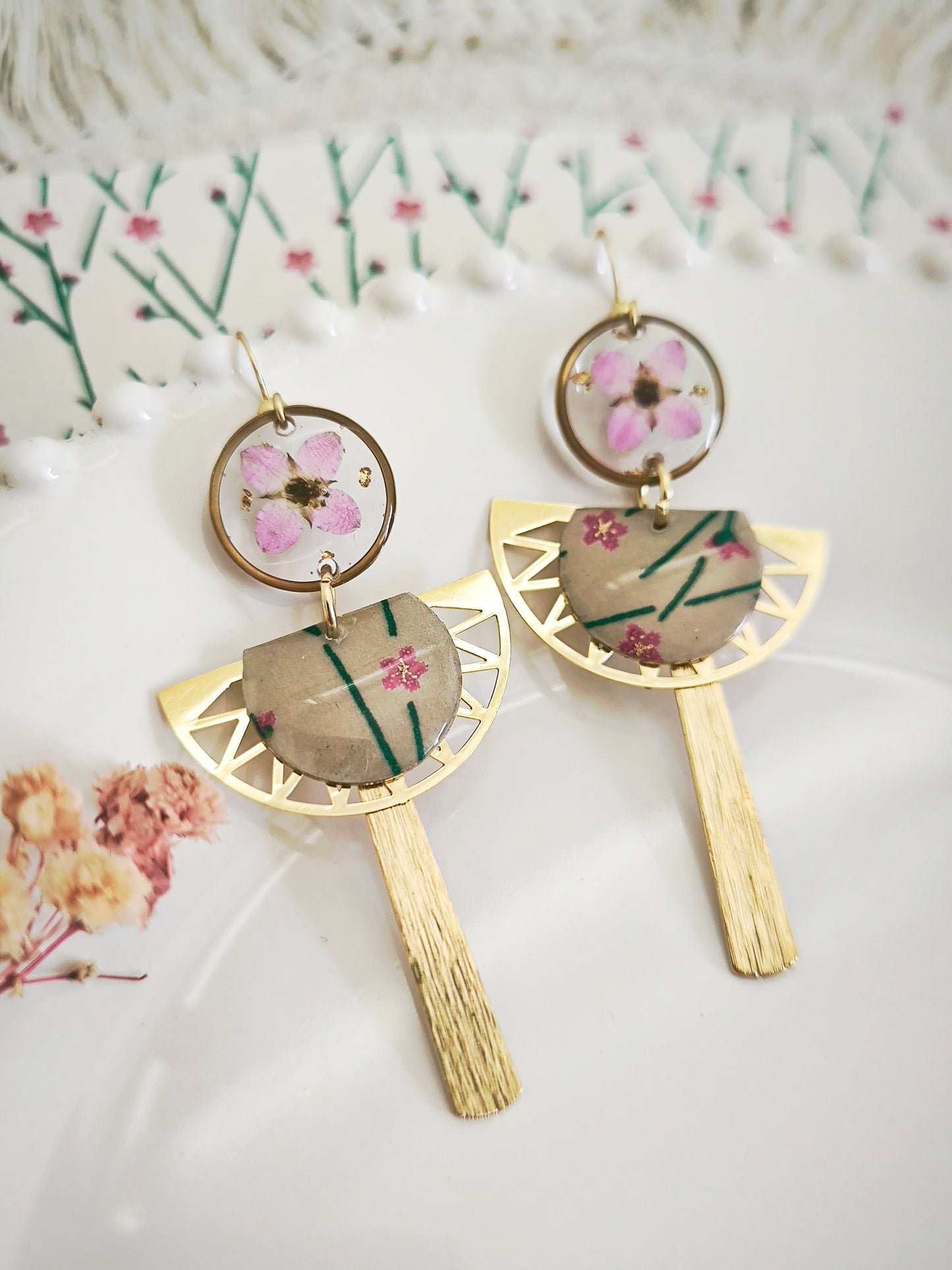 Boucles d’oreilles “Éventail des Songes” – Fleur de boronia & papier japonais