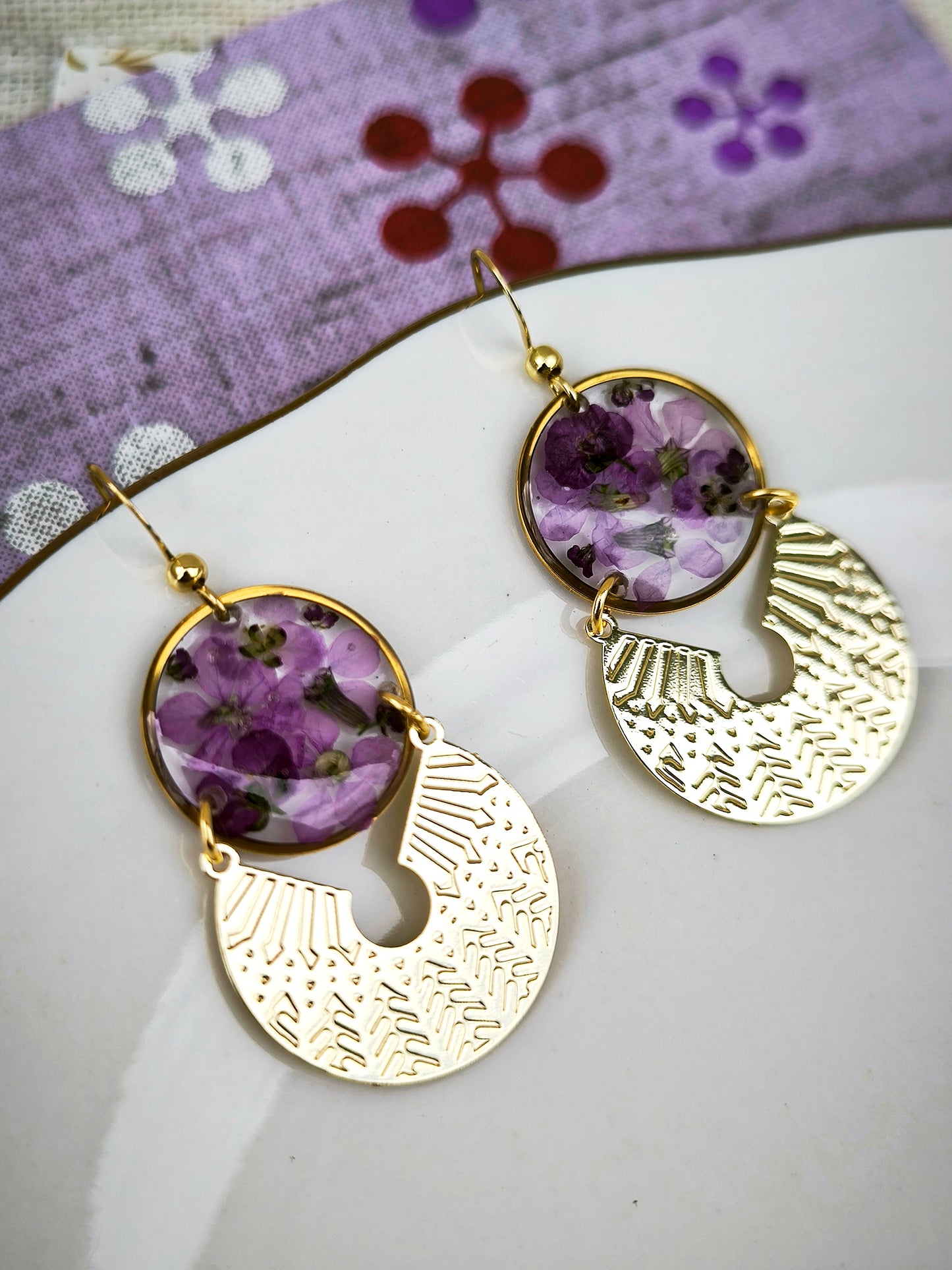 Boucles d’oreilles “Solar” – Alysse violette, fleurs naturelles & acier doré