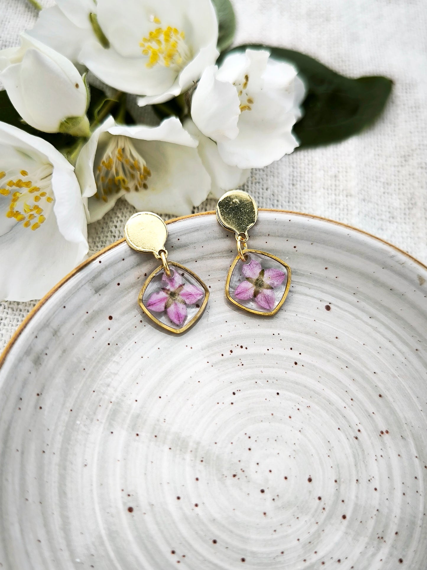 Mini Boucles d’oreilles fleuries - carré -  acier doré