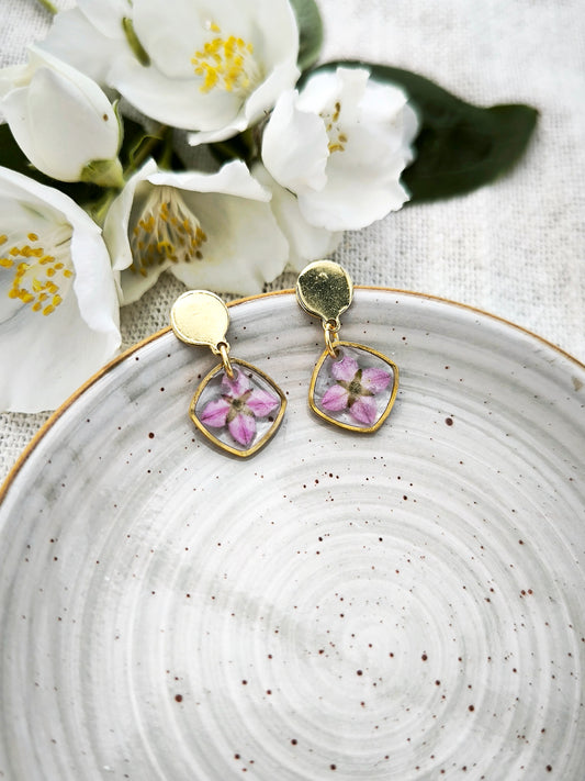 Mini Boucles d’oreilles fleuries - carré -  acier doré