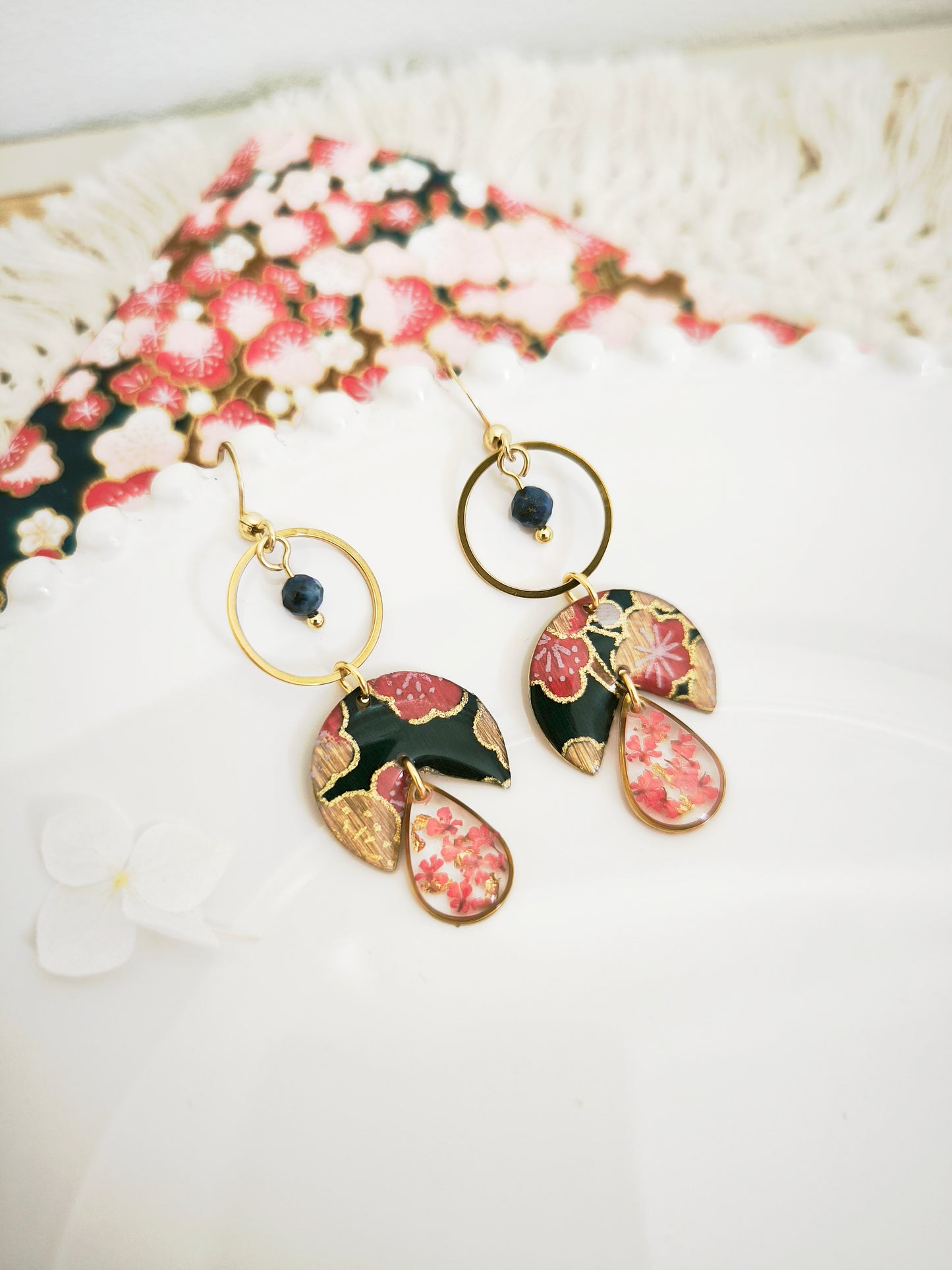 Boucles d’oreilles “Yozakura” – Fleur de carotte, lapis-lazuli & papier japonais
