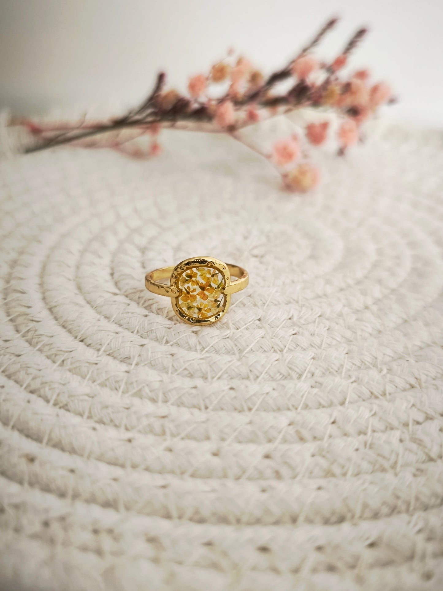 Bague ronde  - fleurs naturelles &  acier doré
