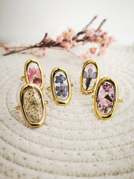 Bague ovale  - fleurs naturelles &  acier doré