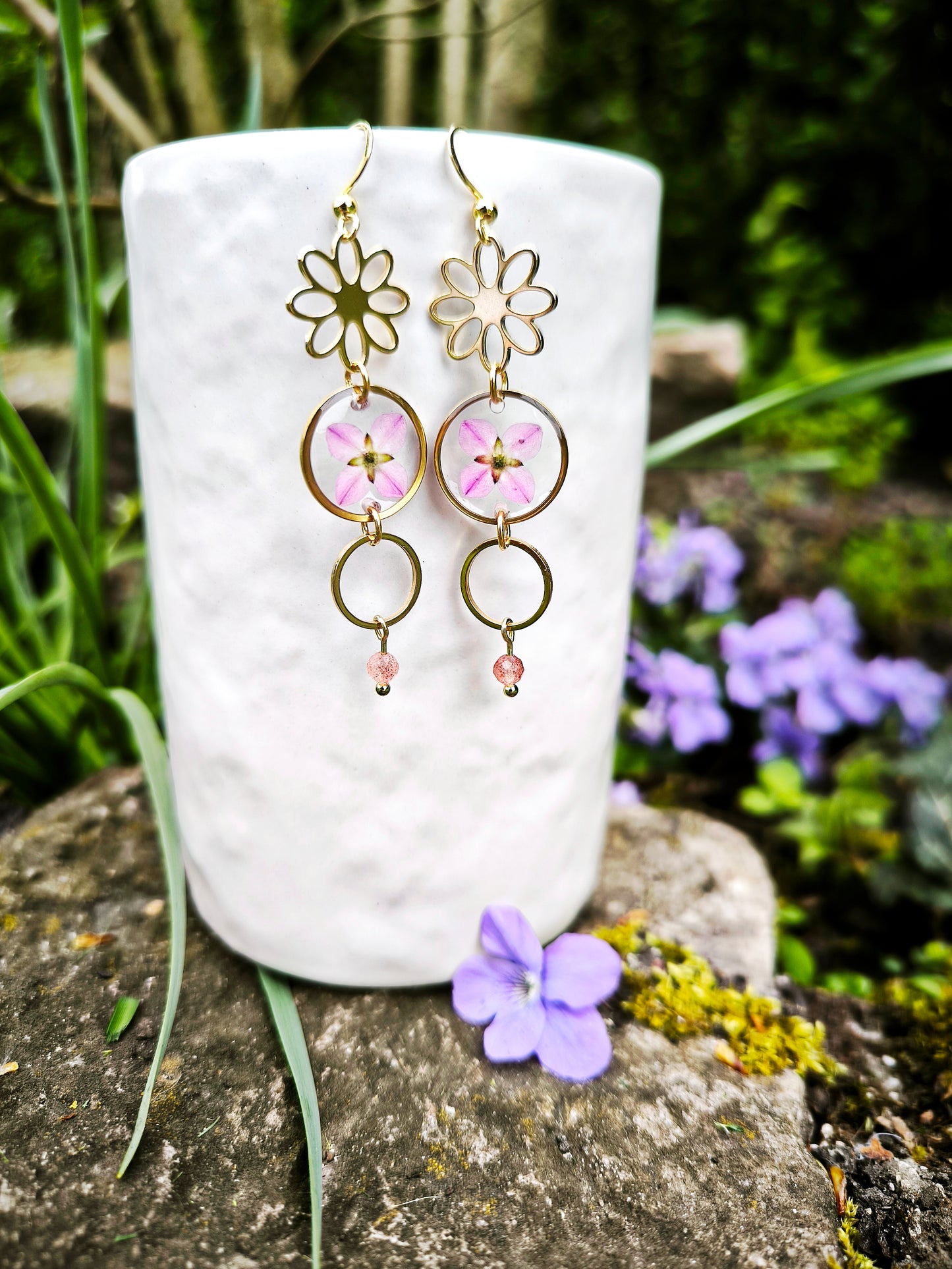 Boucles d’oreilles rondes -fleurs blanches ou roses & pierre naturelle - acier doré