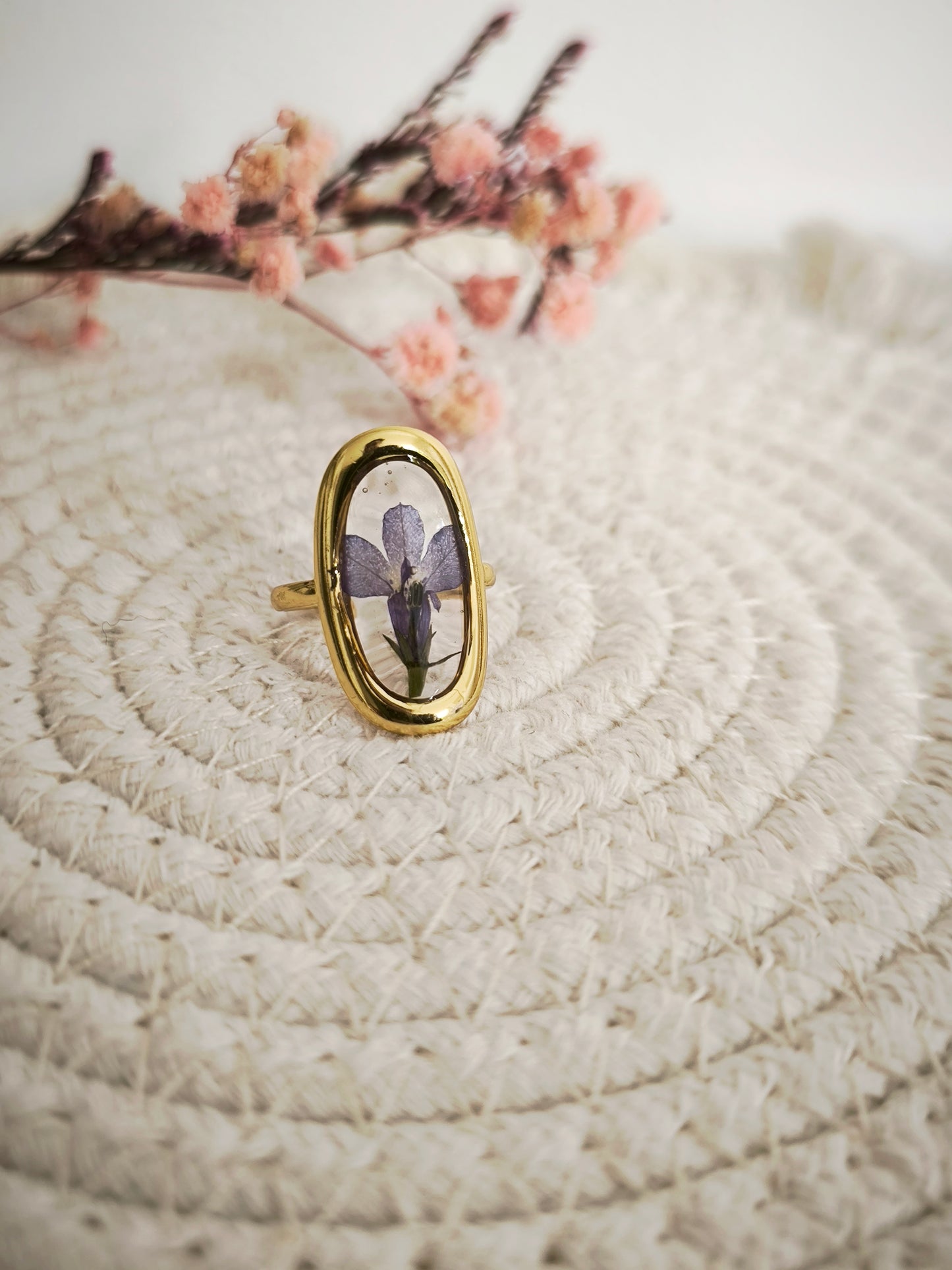 Bague ovale  - fleurs naturelles &  acier doré