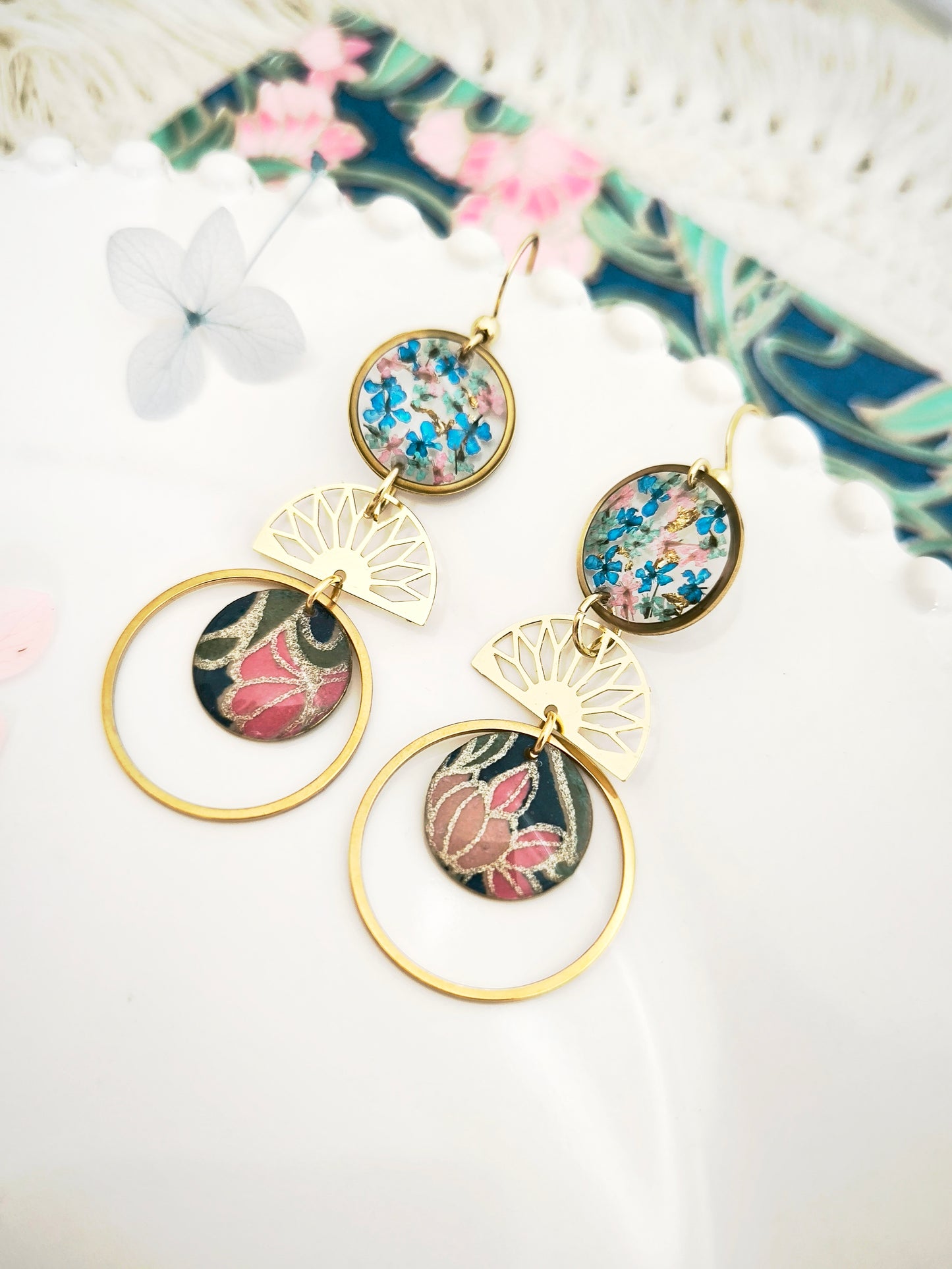Boucles d’oreilles “Soleil d’Émeraude” – Fleur de carotte & papier japonais