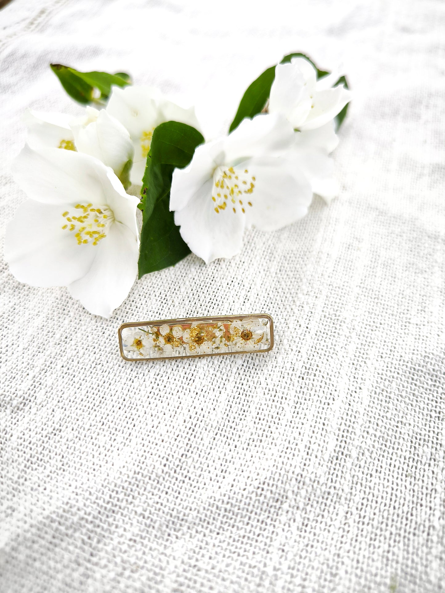 Broches florales artisanales en résine – Bijoux botaniques poétiques & élégants