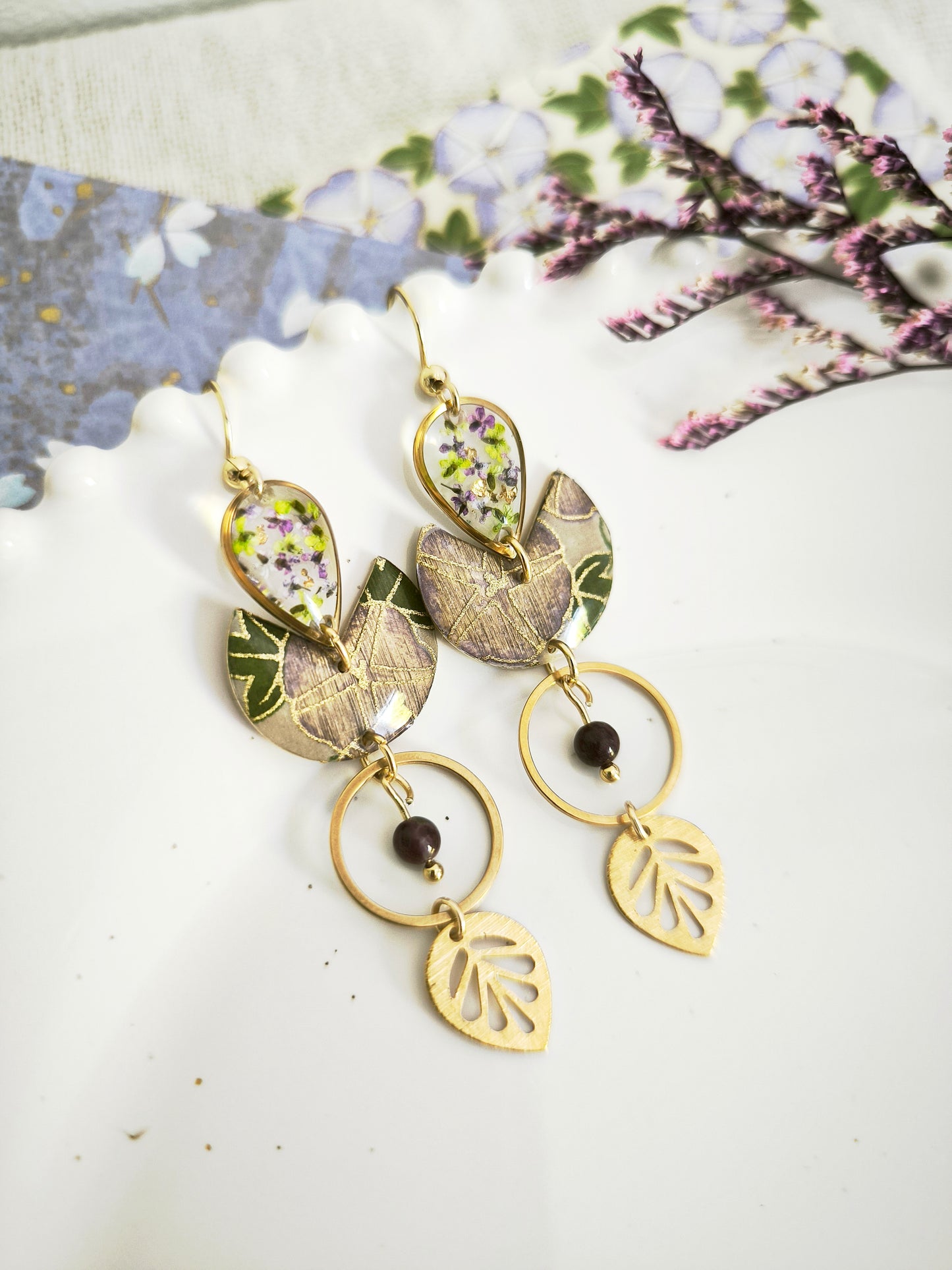Boucles d’oreilles florales en acier doré – Fleur de carotte & améthyste