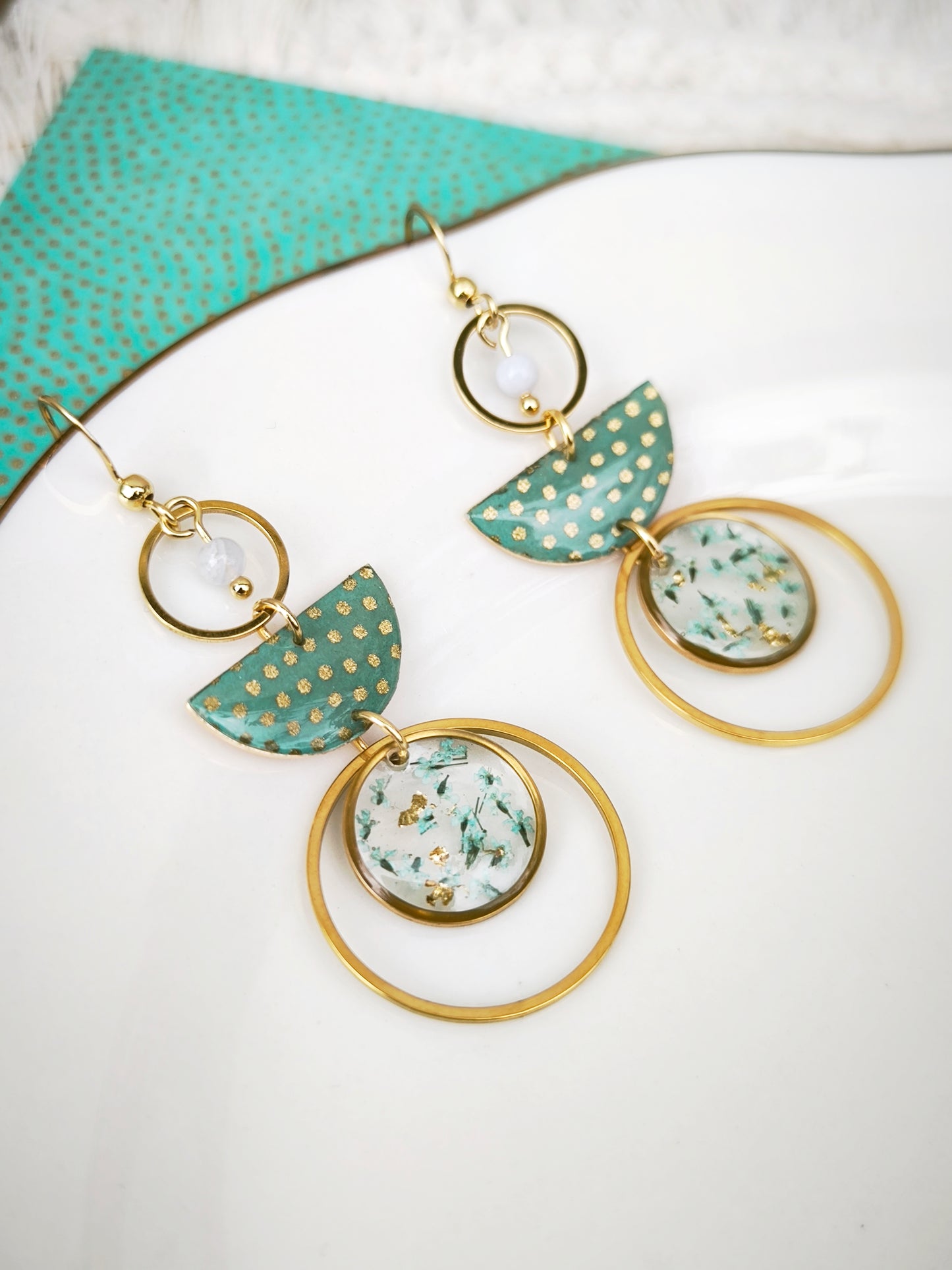 Boucles d’oreilles “Lagon Poétique” – Calcédoine bleue, fleurs séchées & éclats dorés