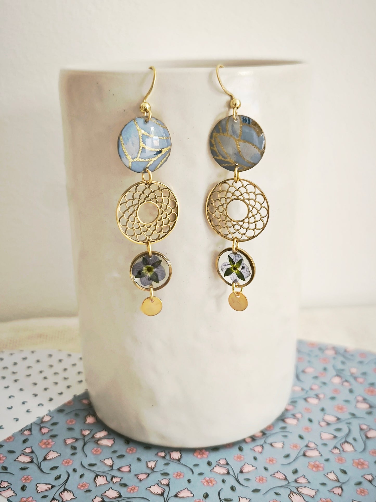 Boucles d’oreilles florales - attrape rêve – fleurs bleues & acier doré