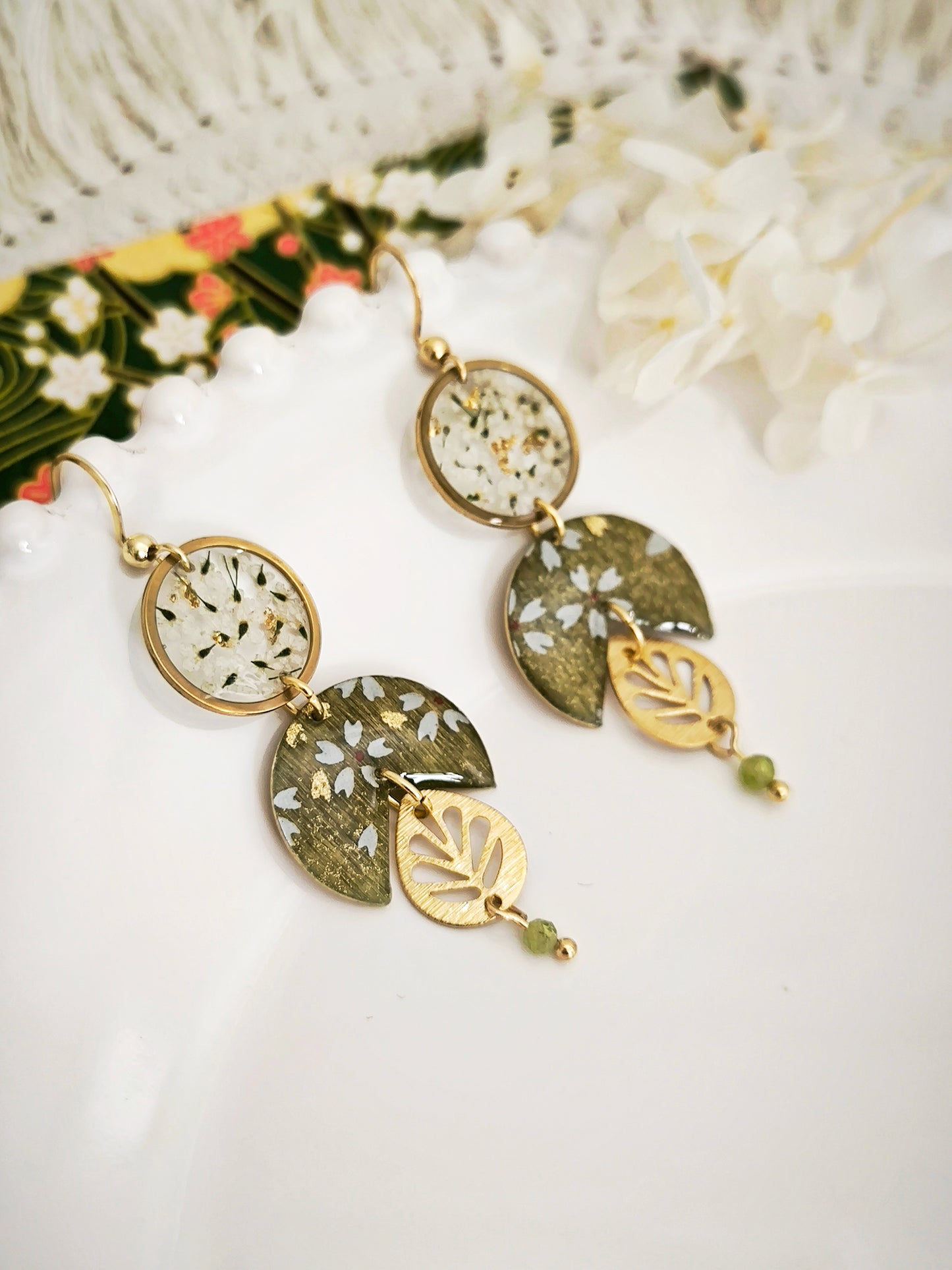 Boucles d’oreilles “Forêt de Givre” – Fleurs séchées, péridot & papier japonais