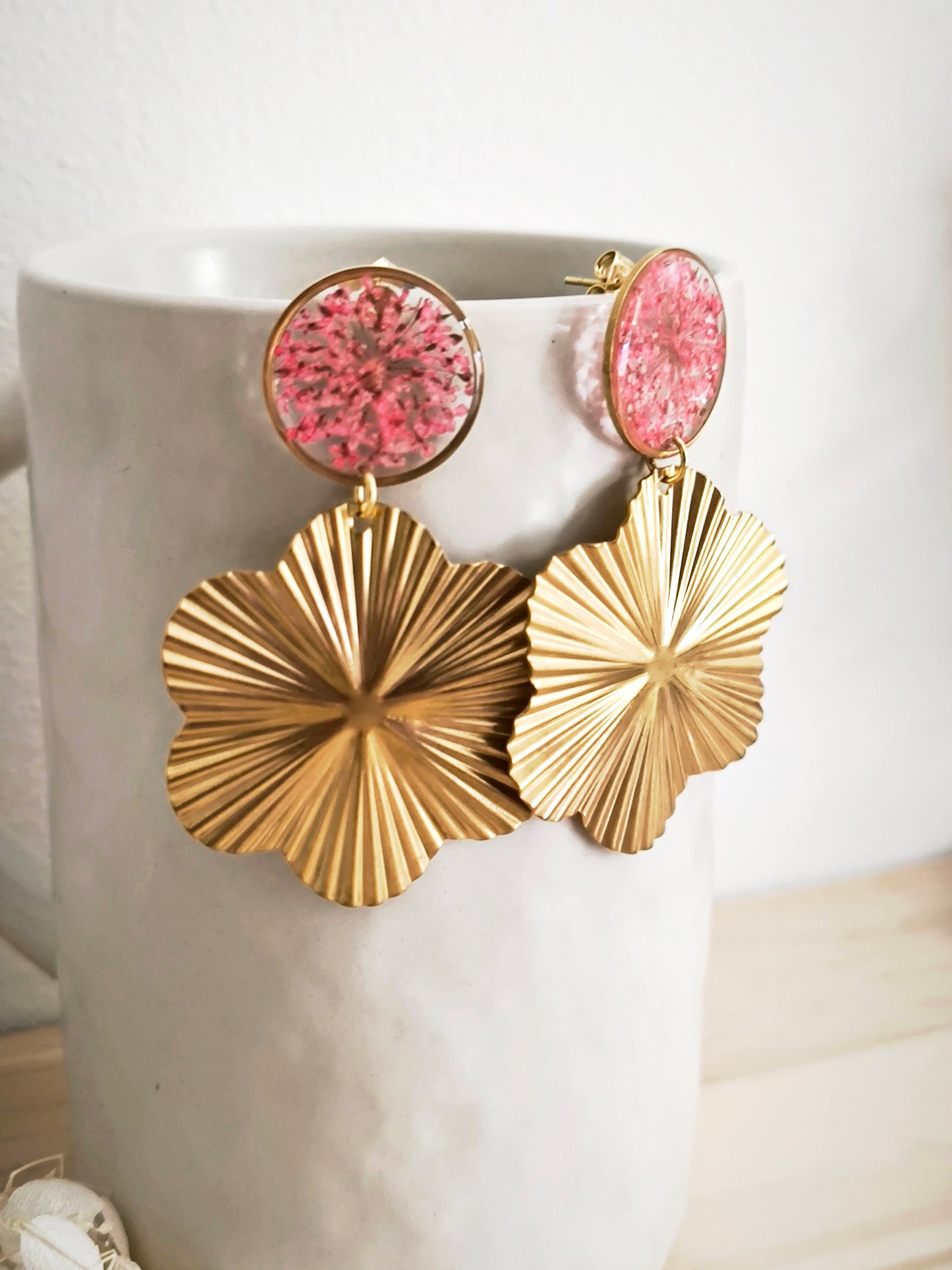 Maxi Boucles d'oreilles rondes fleur de carotte rouge - Bijoux floral bohème chic en acier doré - Bleucalyptus