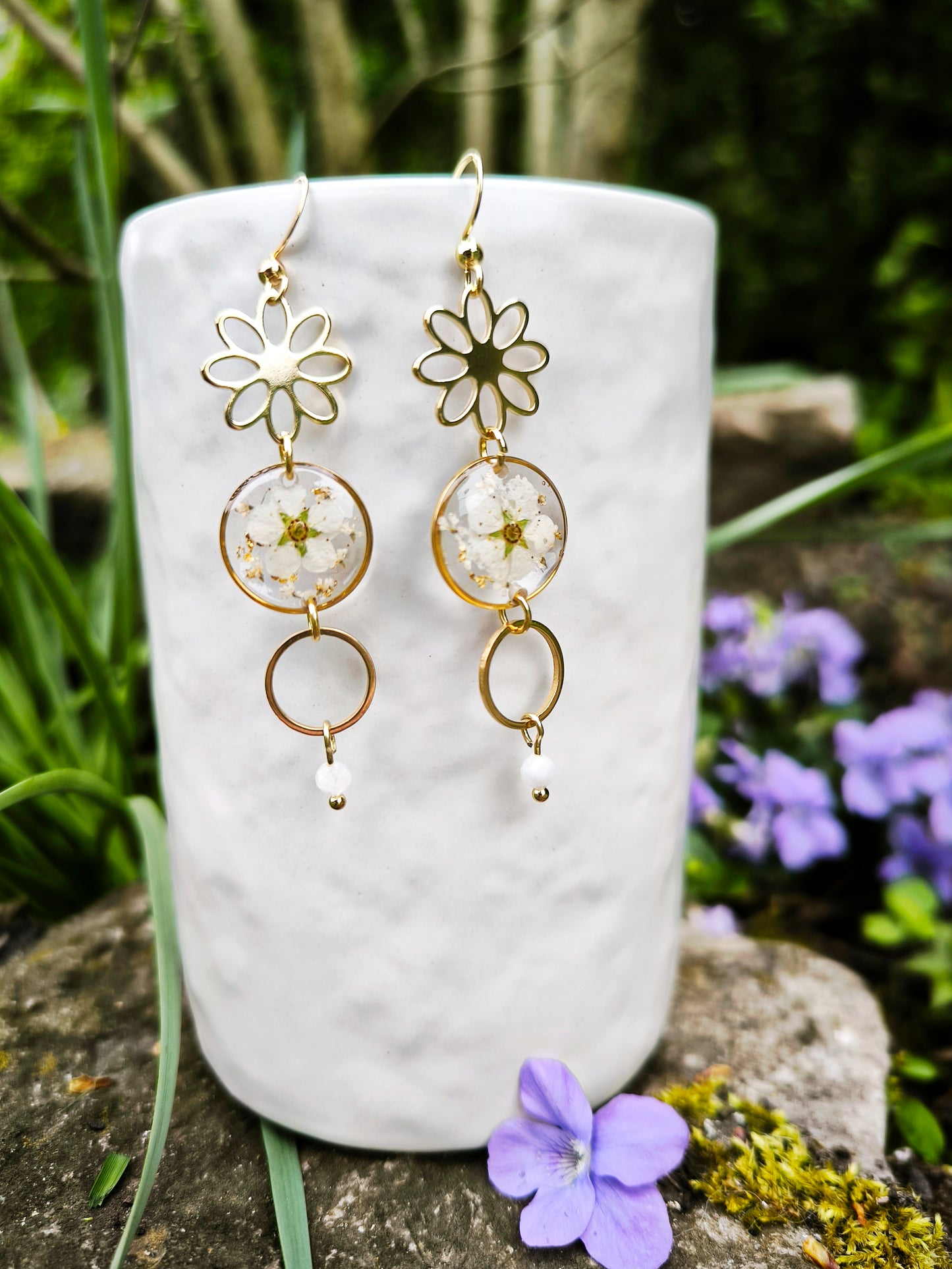 Boucles d’oreilles rondes -fleurs blanches ou roses & pierre naturelle - acier doré