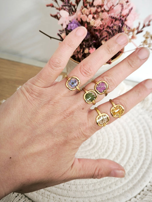 Bague ronde  - fleurs naturelles &  acier doré