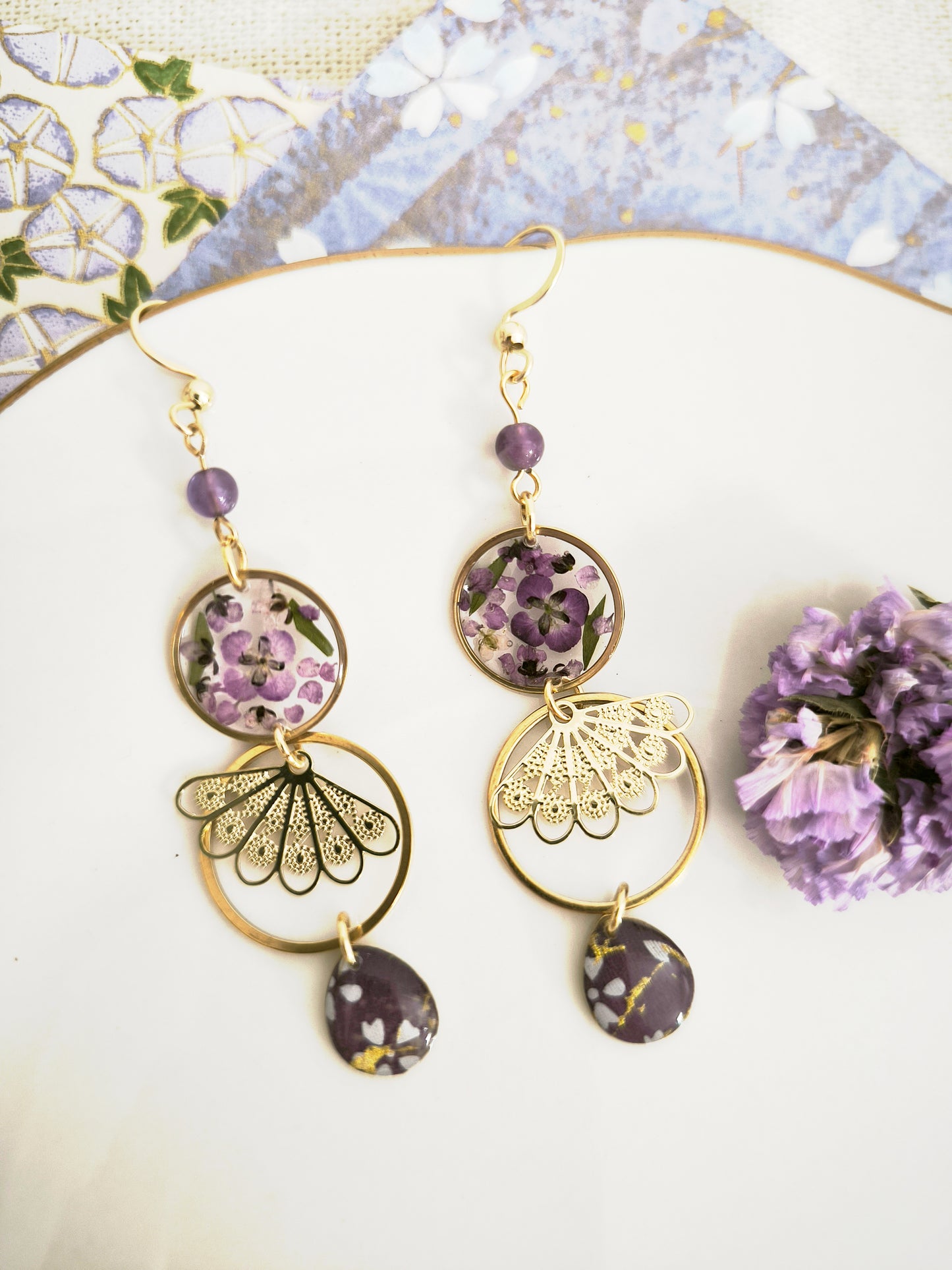 Boucles d’oreilles florales en résine – fleurs violettes & acier doré