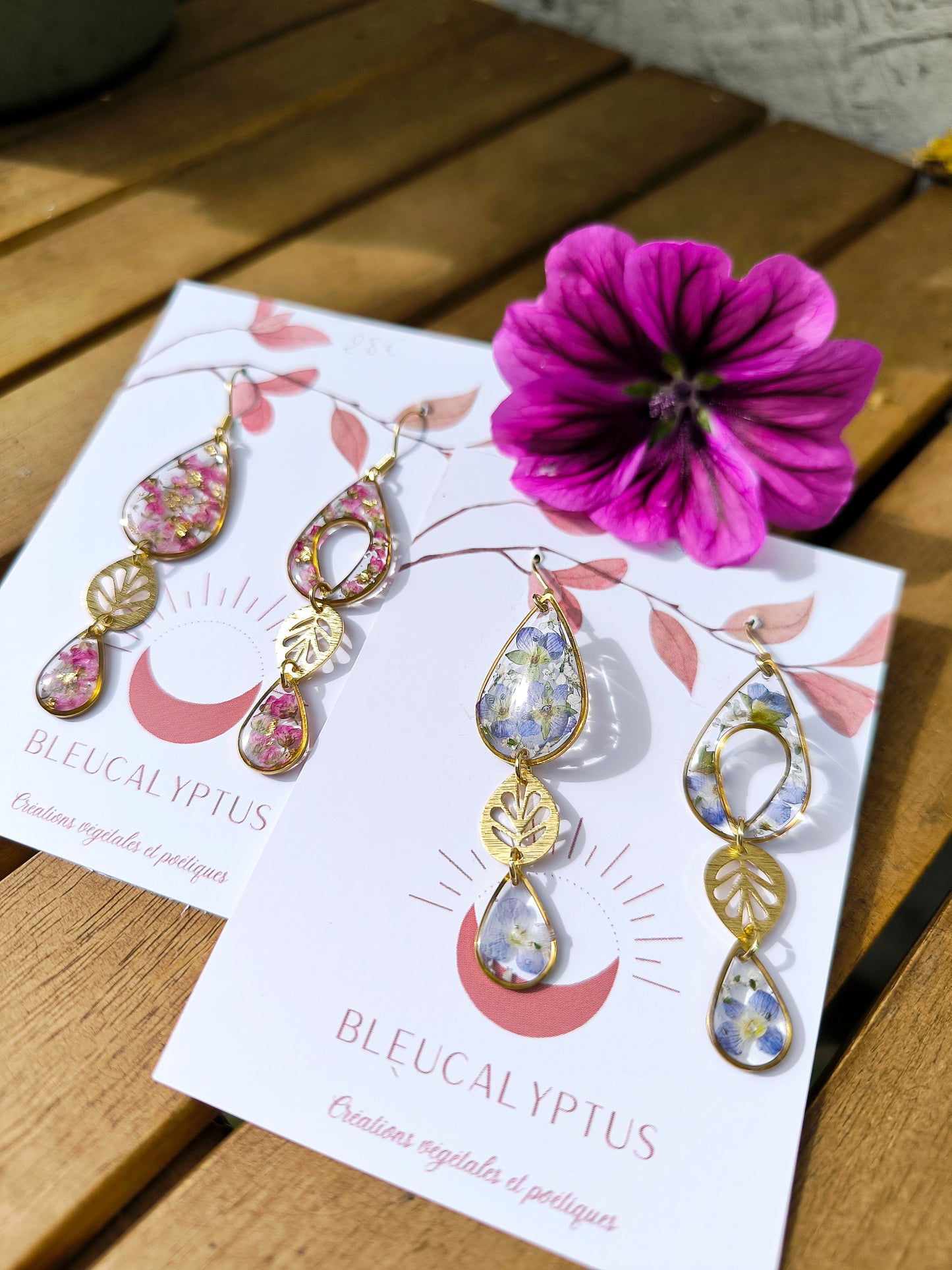 Boucles d'oreilles asymétriques : Gouttes fleuries