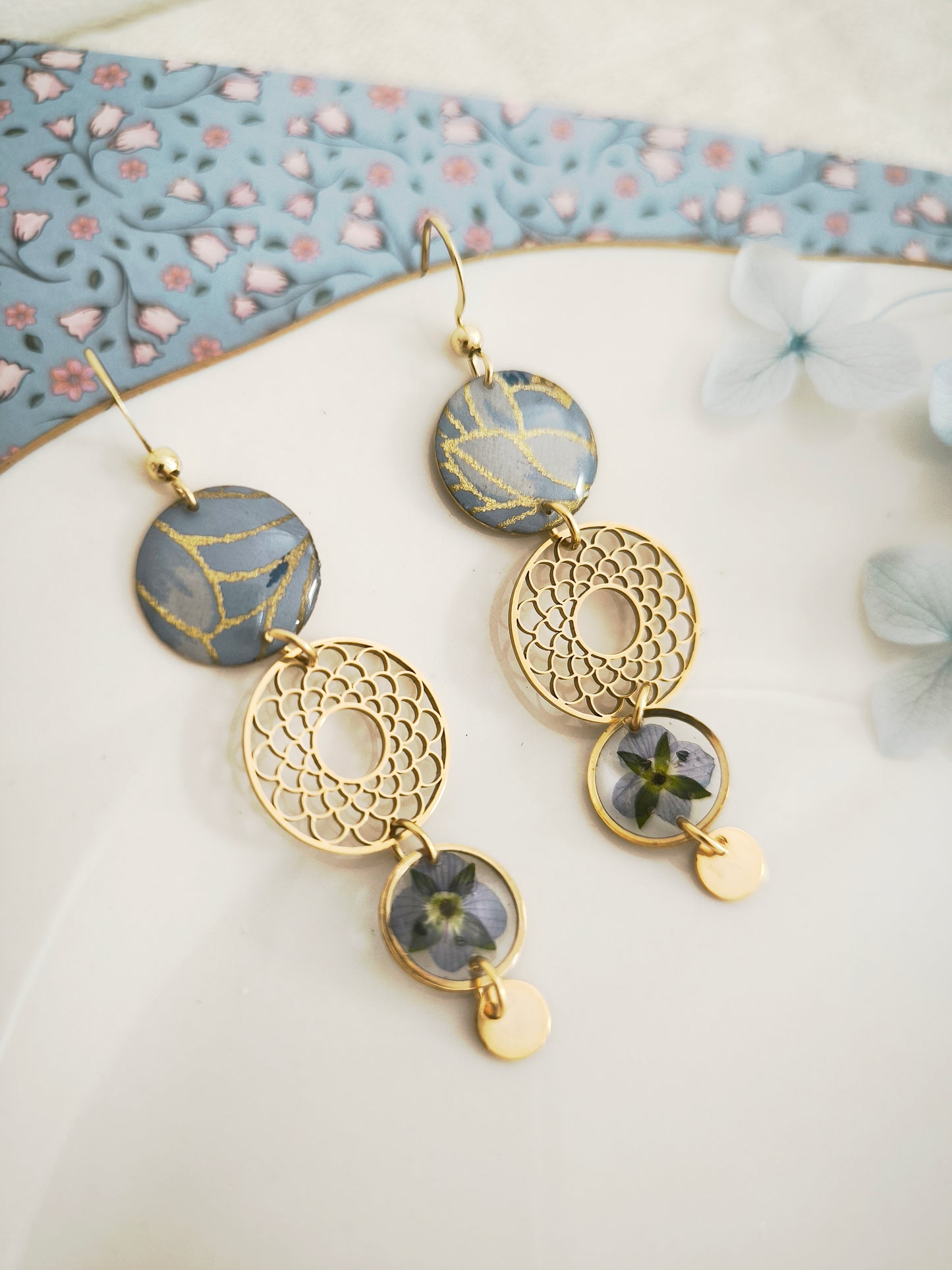 Boucles d’oreilles florales - attrape rêve – fleurs bleues & acier doré
